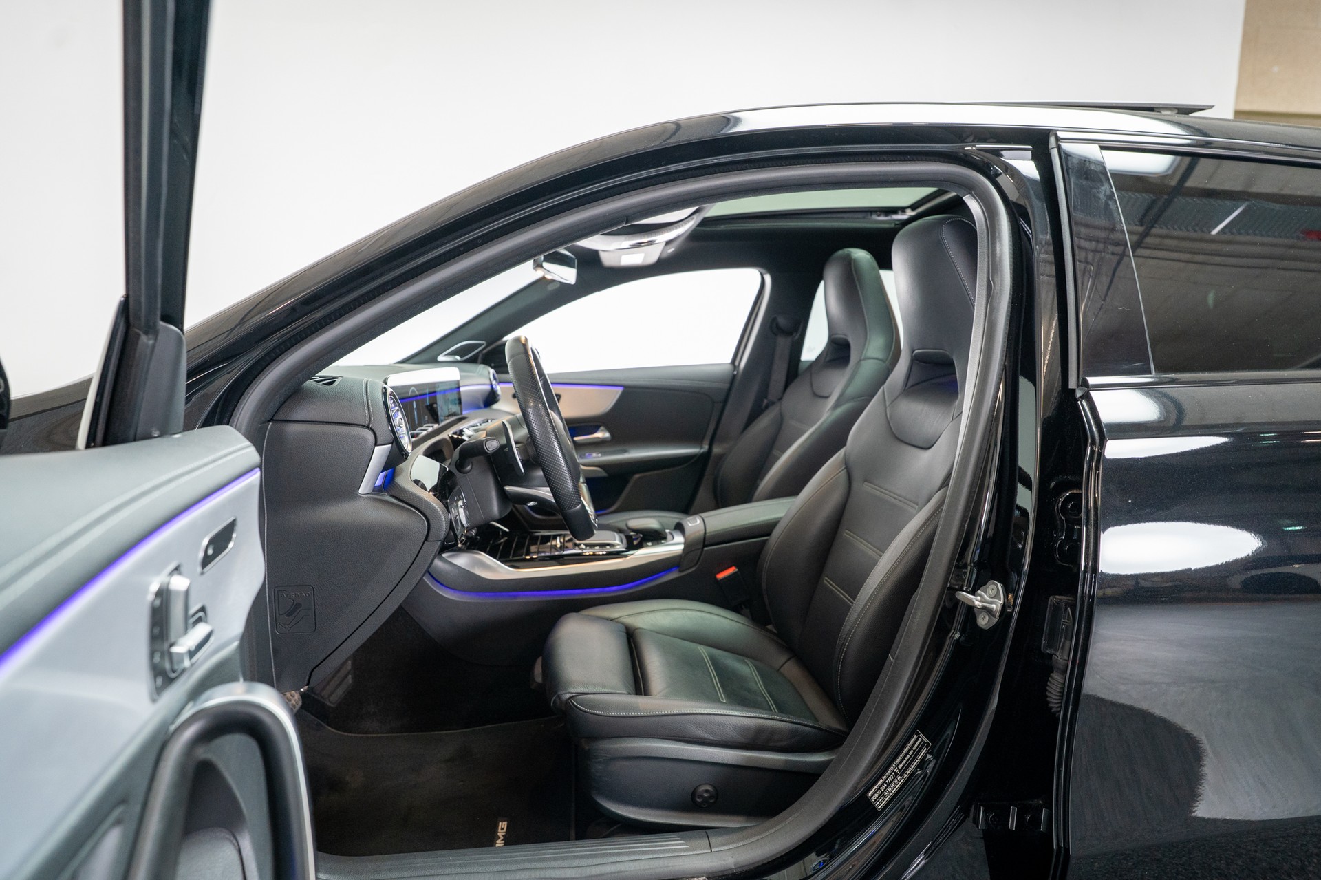 MERCEDES-BENZ A 35 AMG 4matic / CH-Fahrzeug / Panorama / Burmester / 360°Kamera-image-7