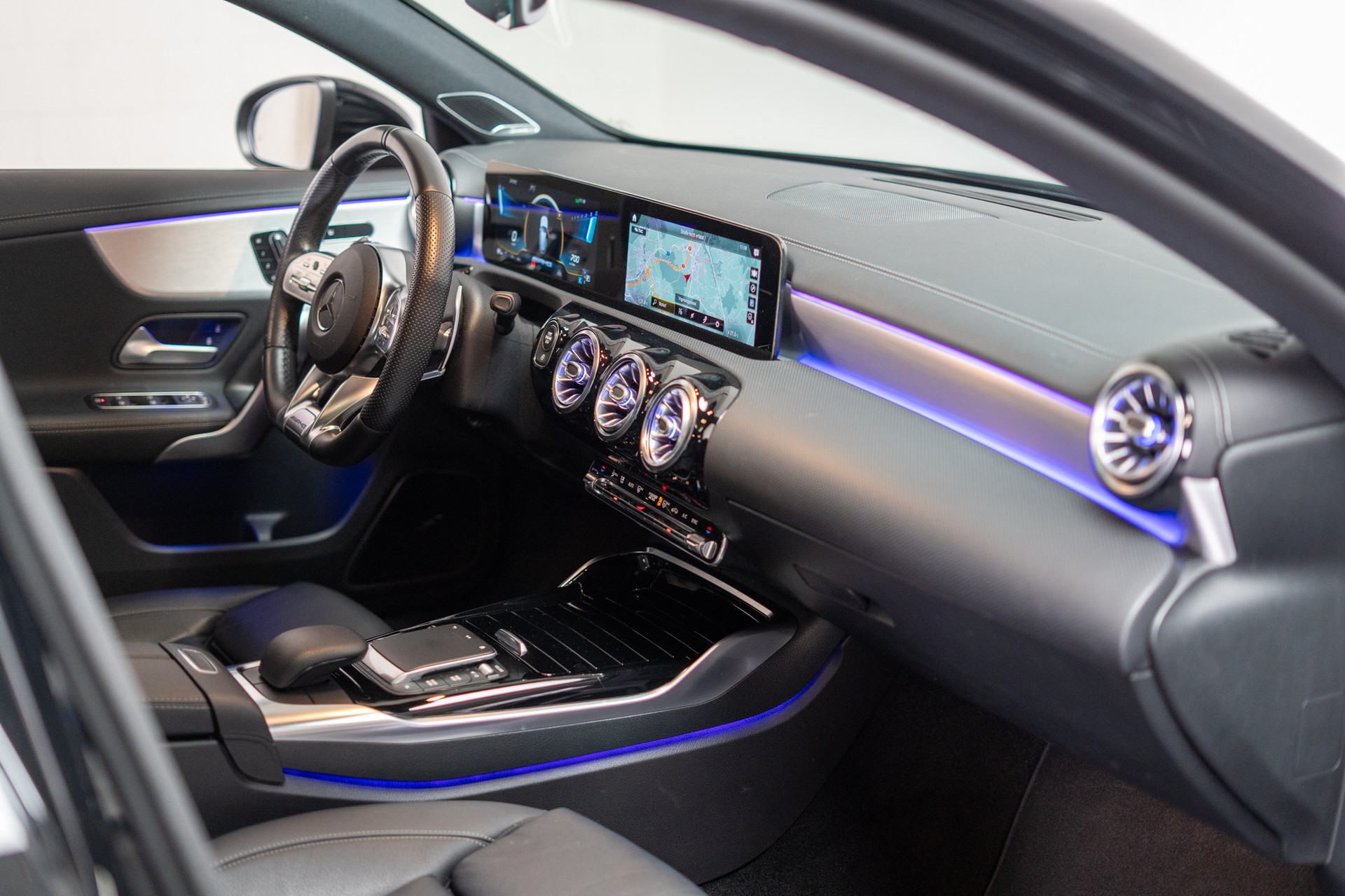 MERCEDES-BENZ A 35 AMG 4matic / CH-Fahrzeug / Panorama / Burmester / 360°Kamera-image-15