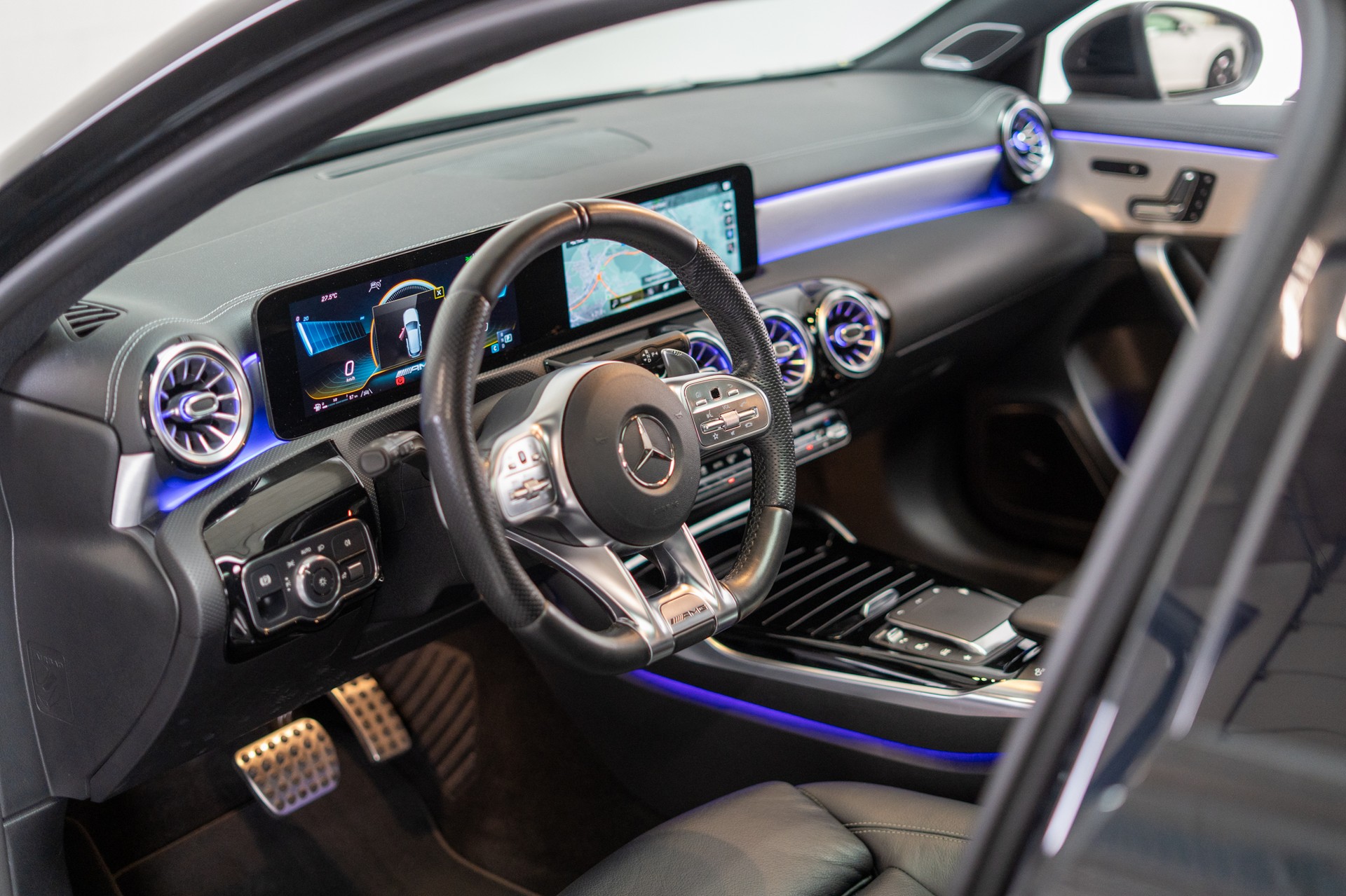 MERCEDES-BENZ A 35 AMG 4matic / CH-Fahrzeug / Panorama / Burmester / 360°Kamera-image-8