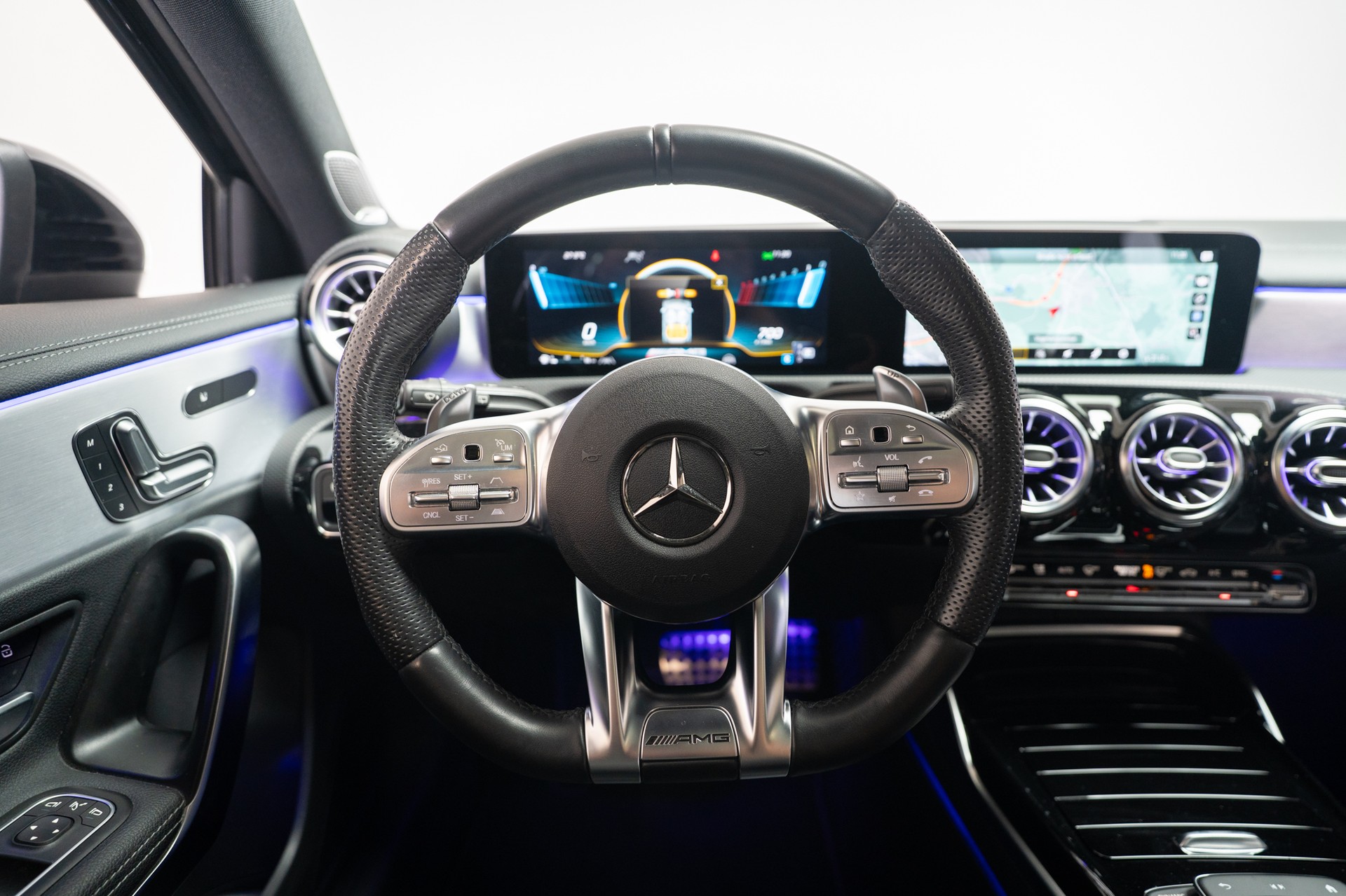 MERCEDES-BENZ A 35 AMG 4matic / CH-Fahrzeug / Panorama / Burmester / 360°Kamera-image-17