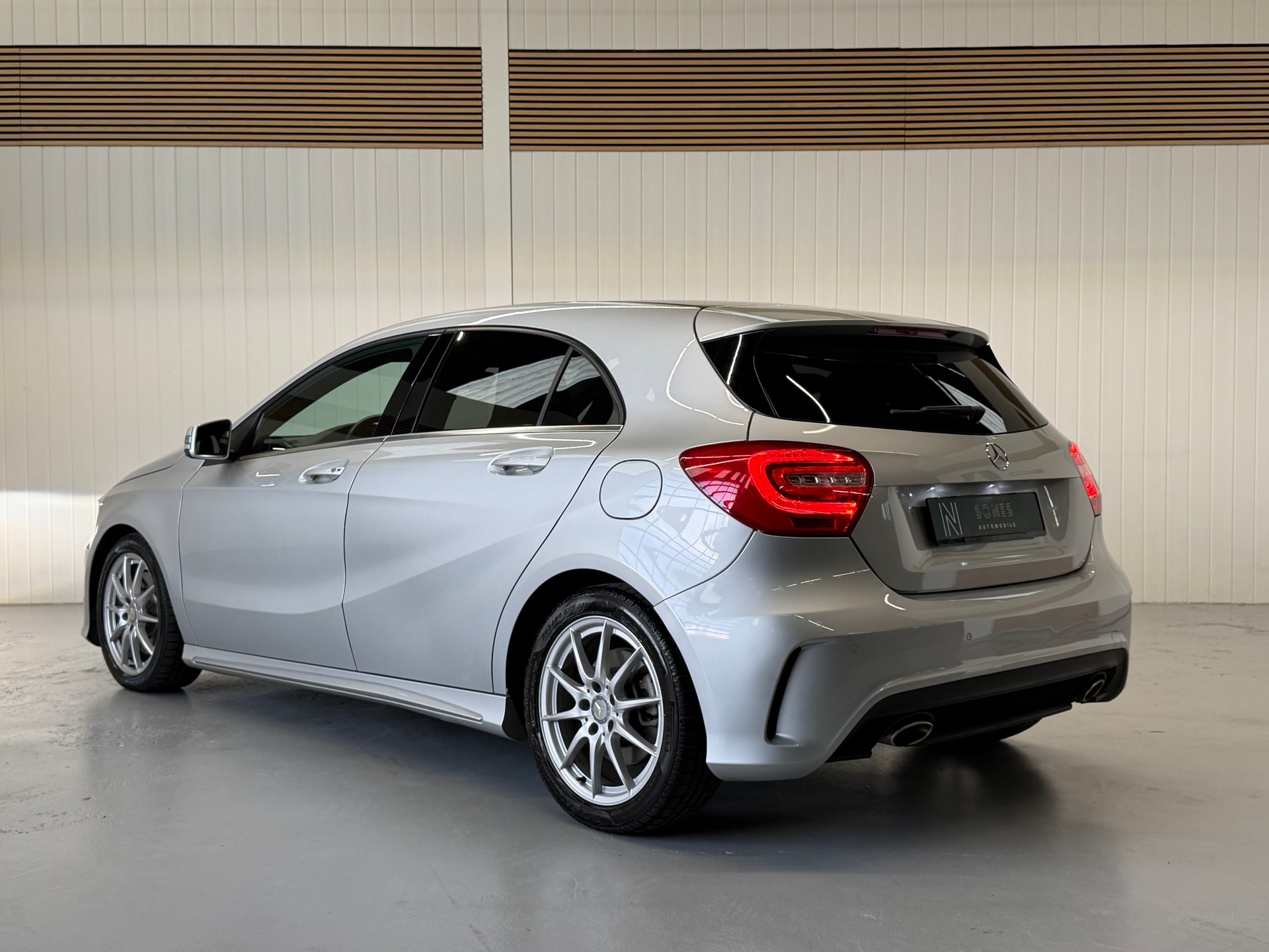 MERCEDES-BENZ A 250 AMG Line 7G-DCT Ab MFK & Service-image-2