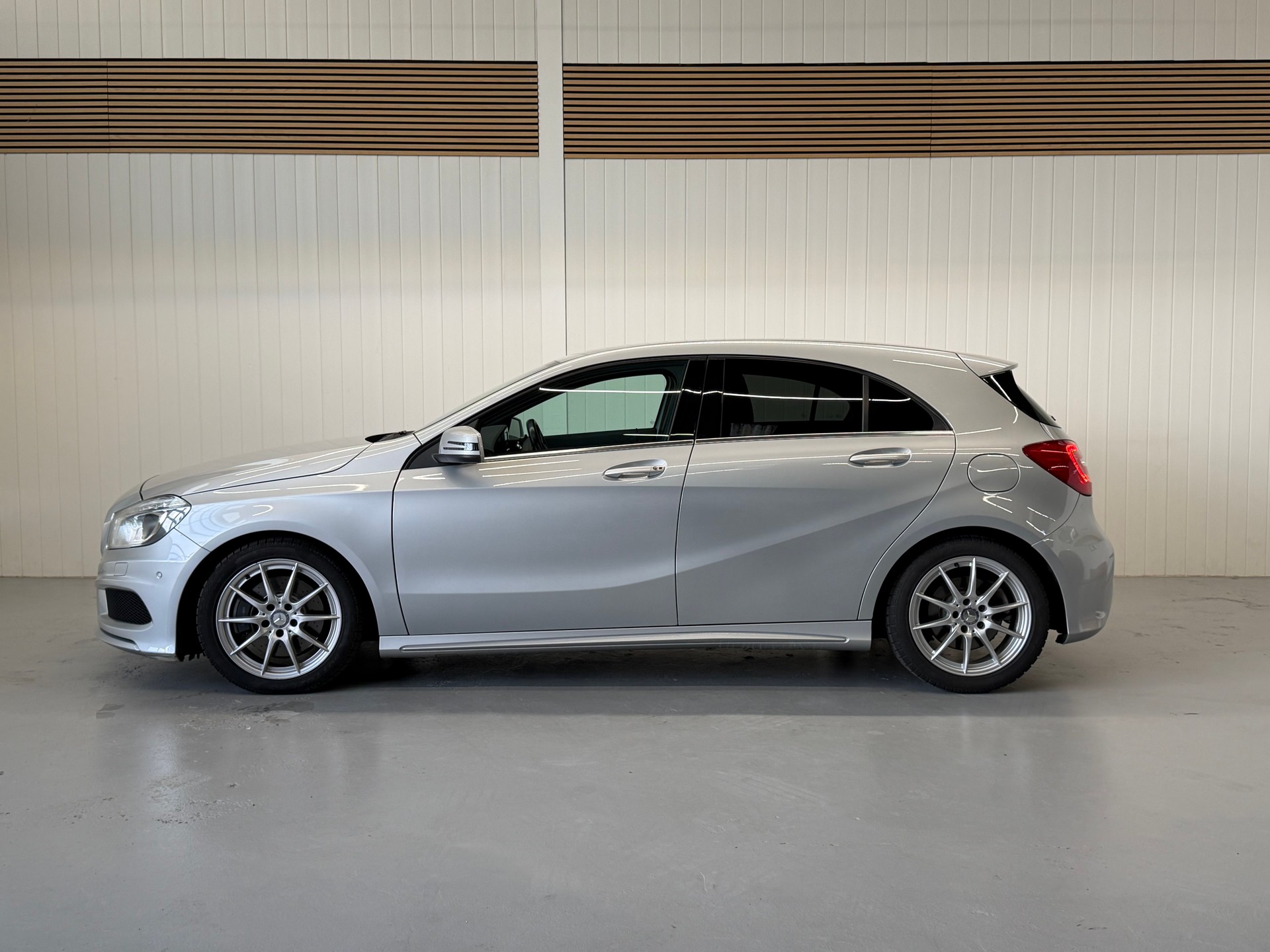 MERCEDES-BENZ A 250 AMG Line 7G-DCT Ab MFK & Service-image-1