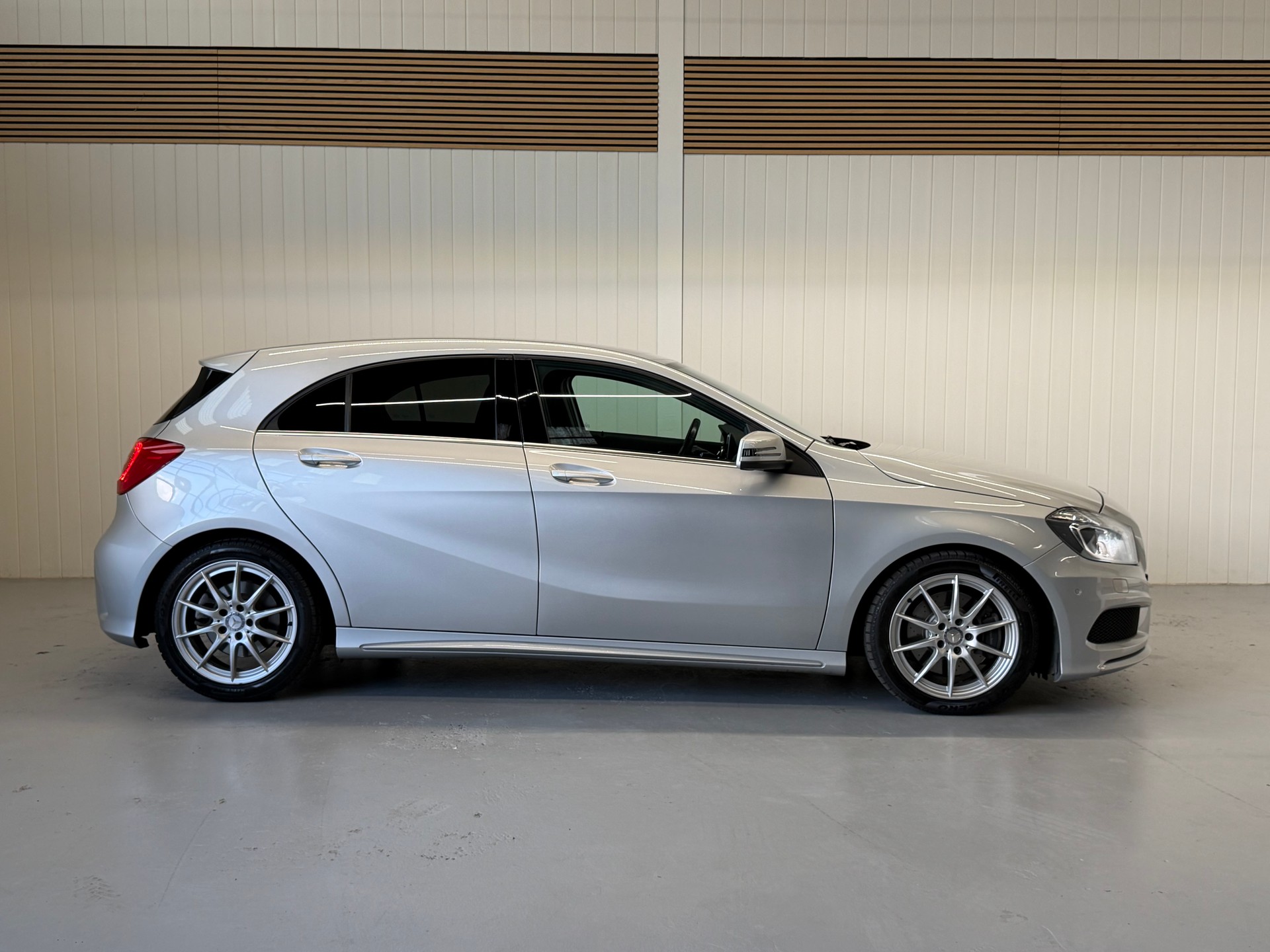 MERCEDES-BENZ A 250 AMG Line 7G-DCT Ab MFK & Service-image-5