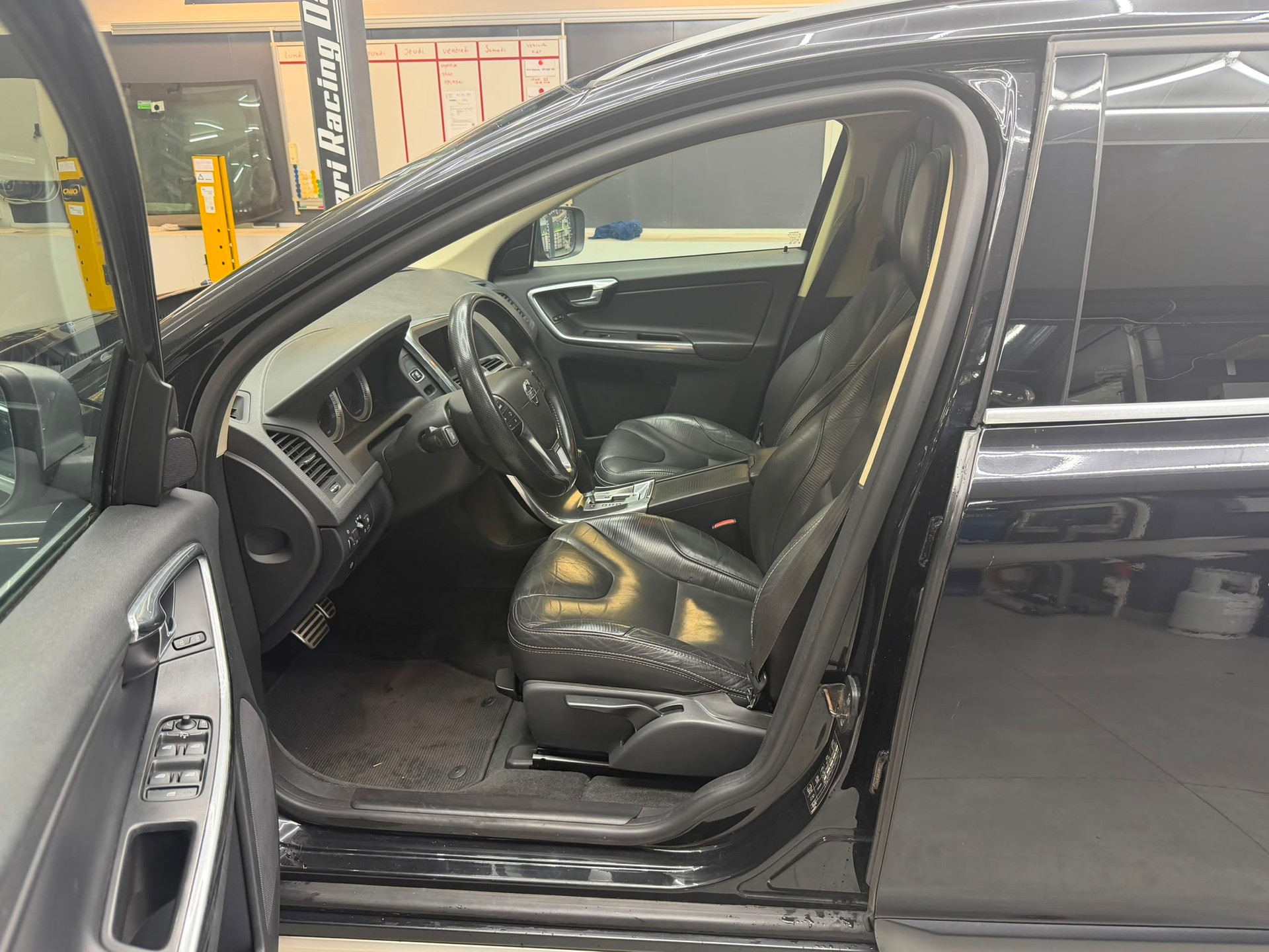 VOLVO XC60 D3 AWD R-Design Geartronic-image-8