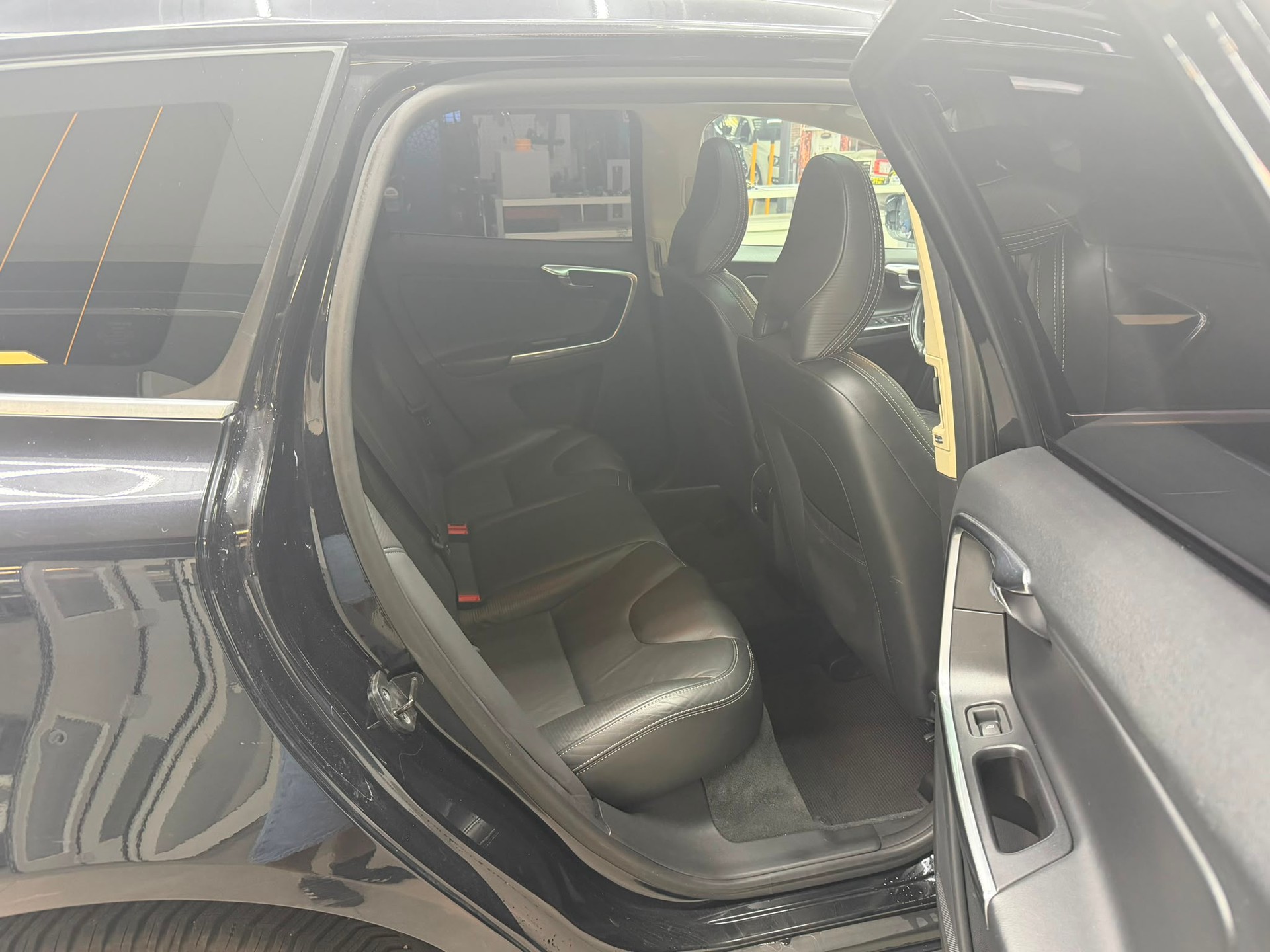 VOLVO XC60 D3 AWD R-Design Geartronic-image-11