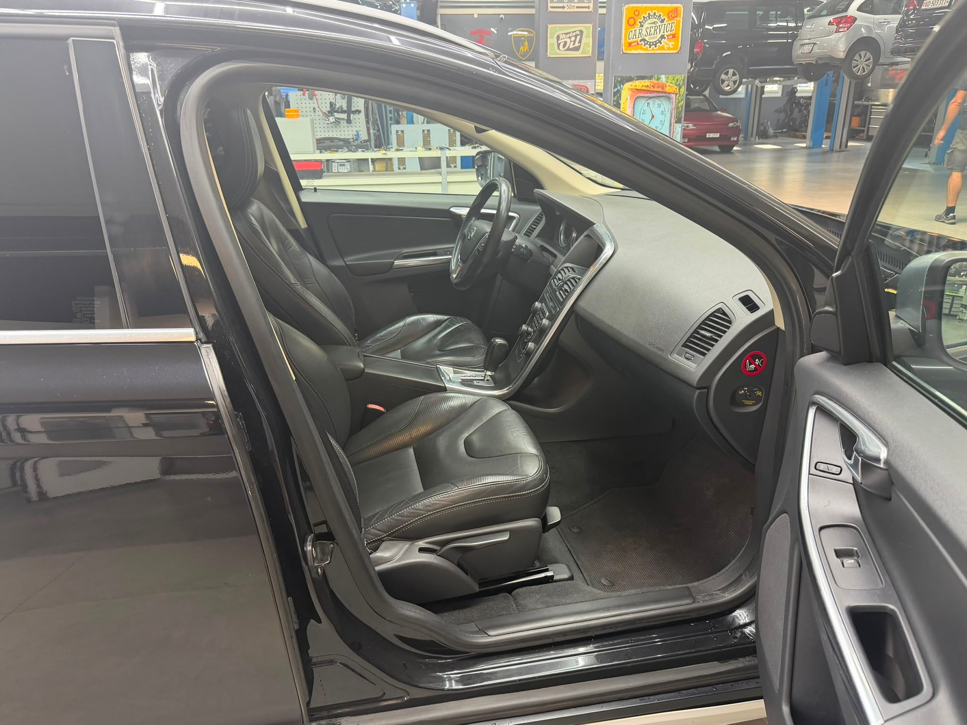 VOLVO XC60 D3 AWD R-Design Geartronic-image-10
