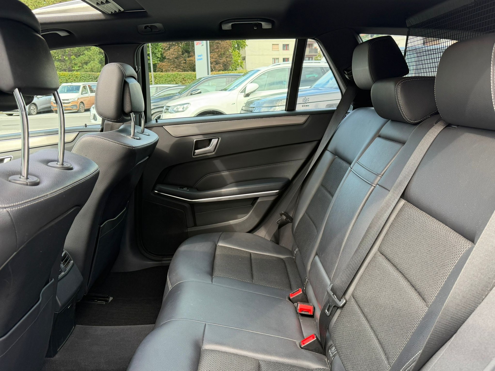 MERCEDES-BENZ E 250 CDI Avantgarde 4Matic 7G-Tronic-image-16