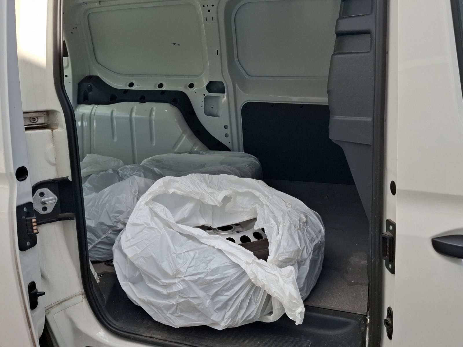 VW Caddy Cargo 2.0TDI Maxi-image-11