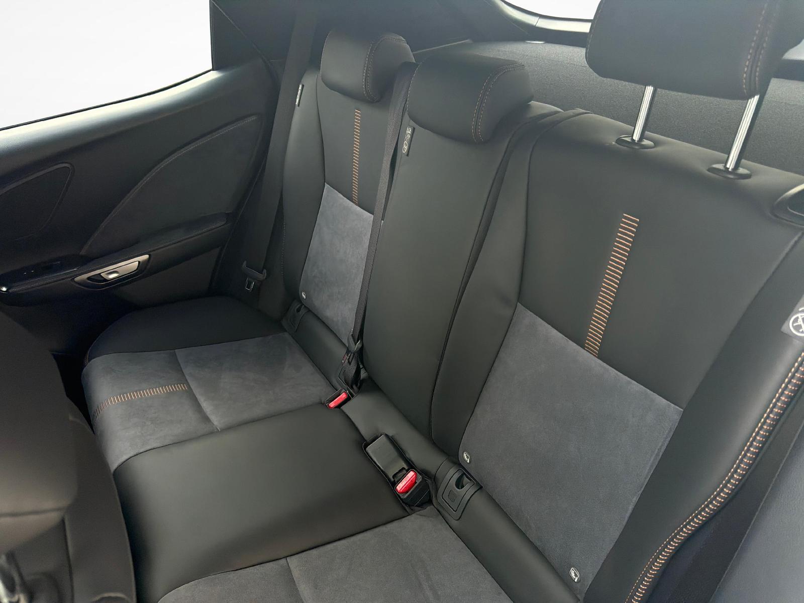 LEXUS LBX 1.5 Hybrid Cool AWD-image-9