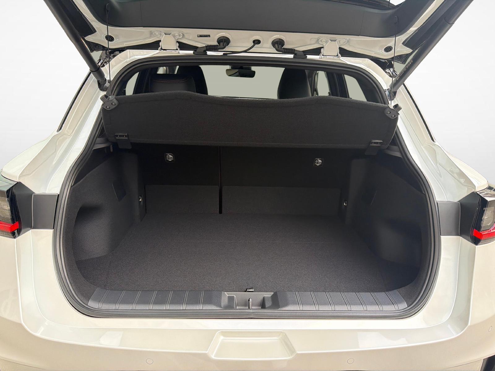 LEXUS LBX 1.5 Hybrid Cool AWD-image-10