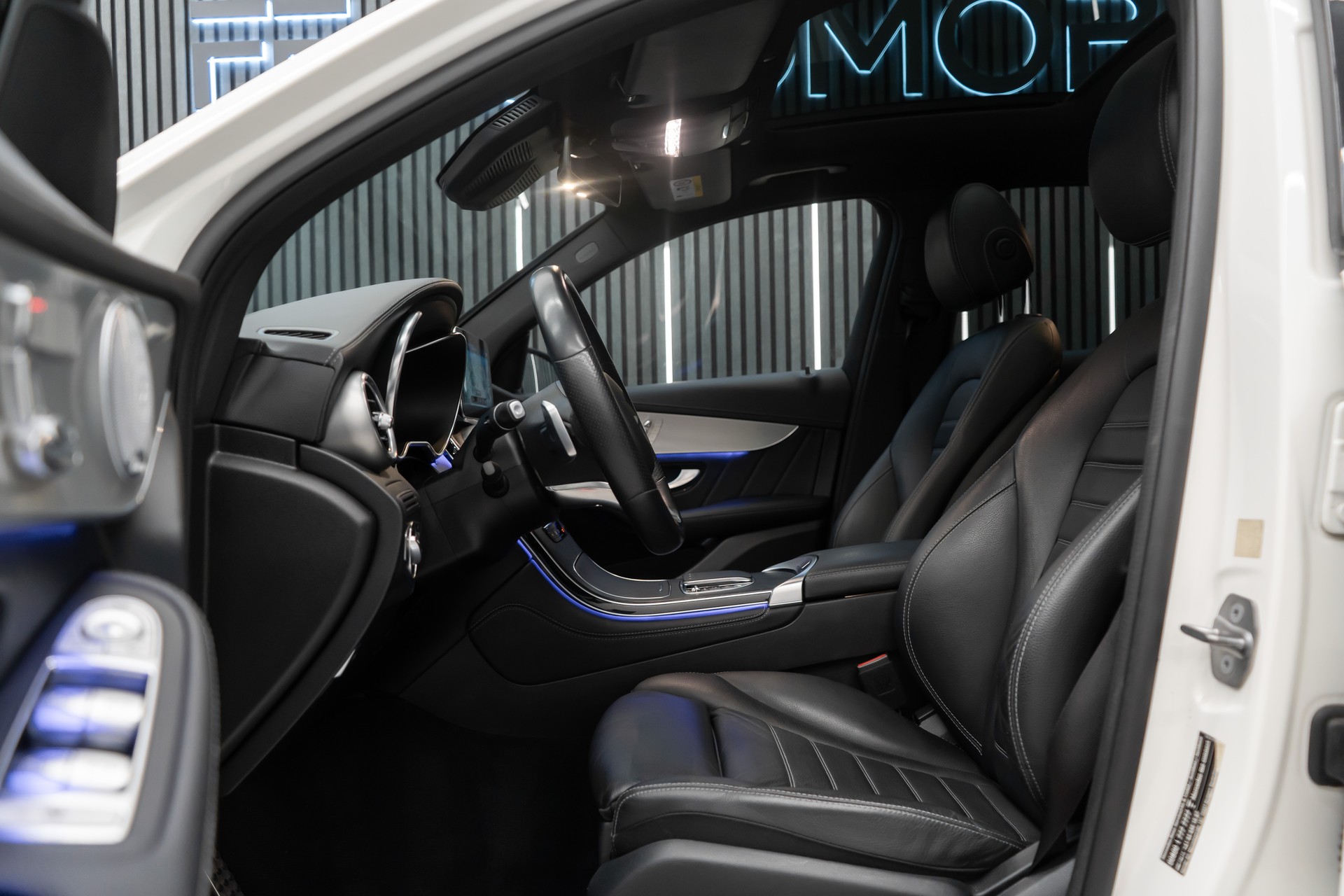 MERCEDES-BENZ GLC 220 d AMG Line 4Matic 9G-Tronic-image-15