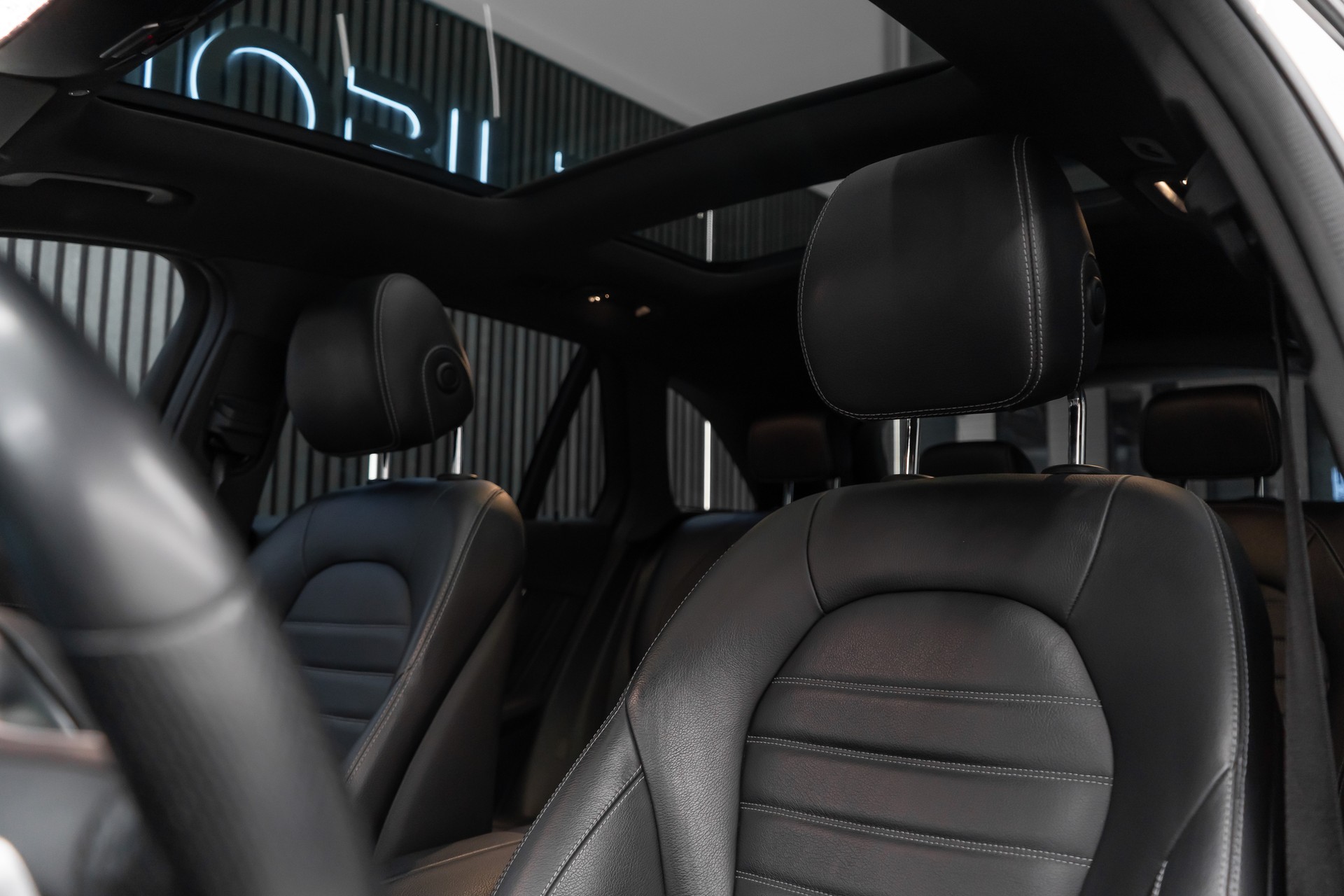 MERCEDES-BENZ GLC 220 d AMG Line 4Matic 9G-Tronic-image-16