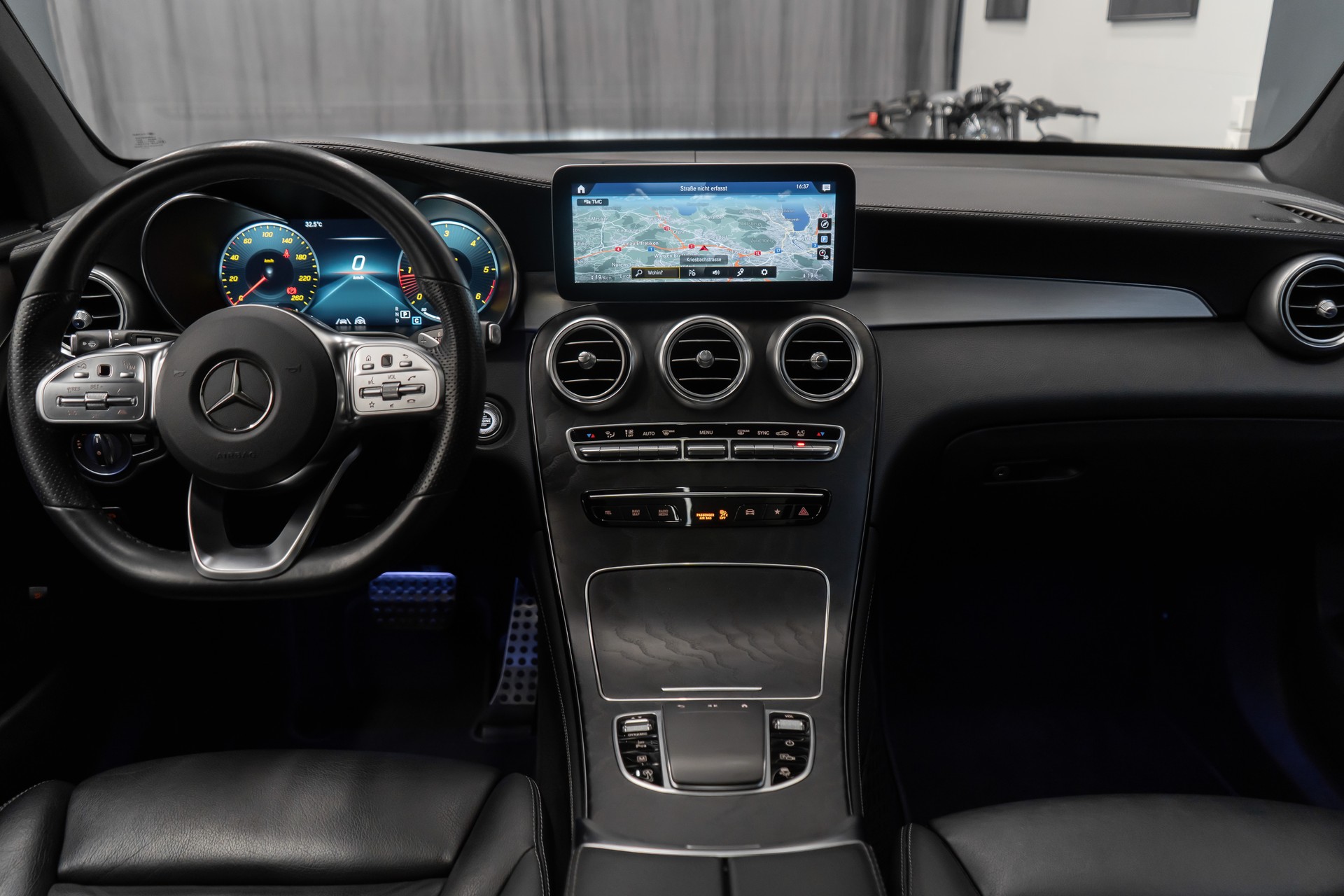 MERCEDES-BENZ GLC 220 d AMG Line 4Matic 9G-Tronic-image-18