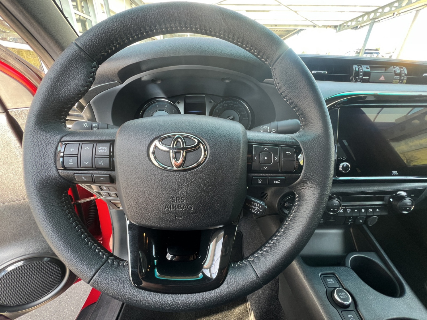 TOYOTA Hilux Double Cab.-Pick-up 2.8 D-4D 204 Invincible MHEV-image-9