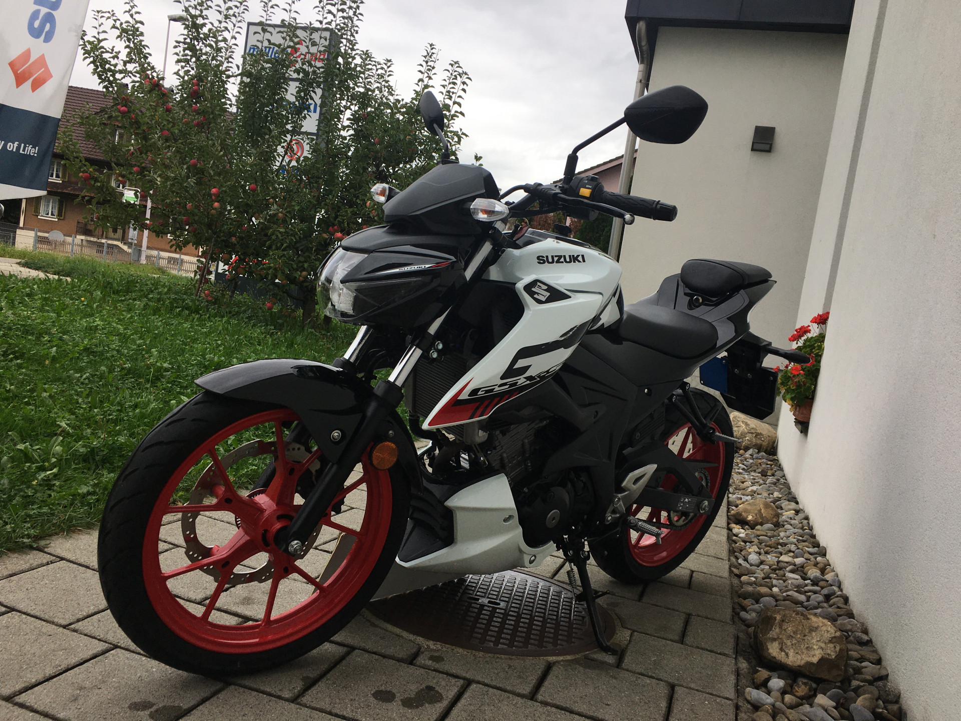 SUZUKI GSX-S 125-showroom-element-3