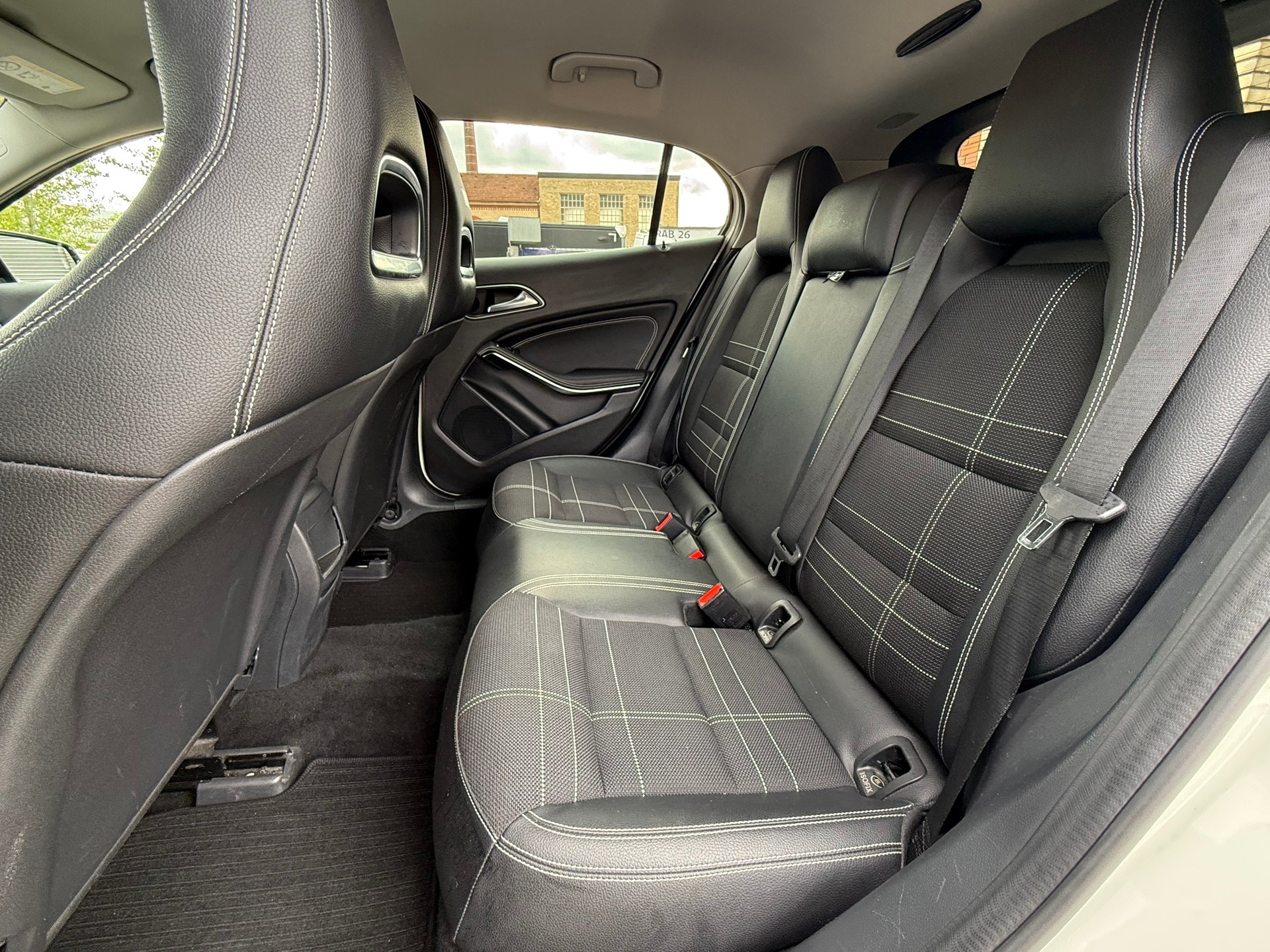 MERCEDES-BENZ GLA 200 CDI Night Star 7G-DCT-image-12