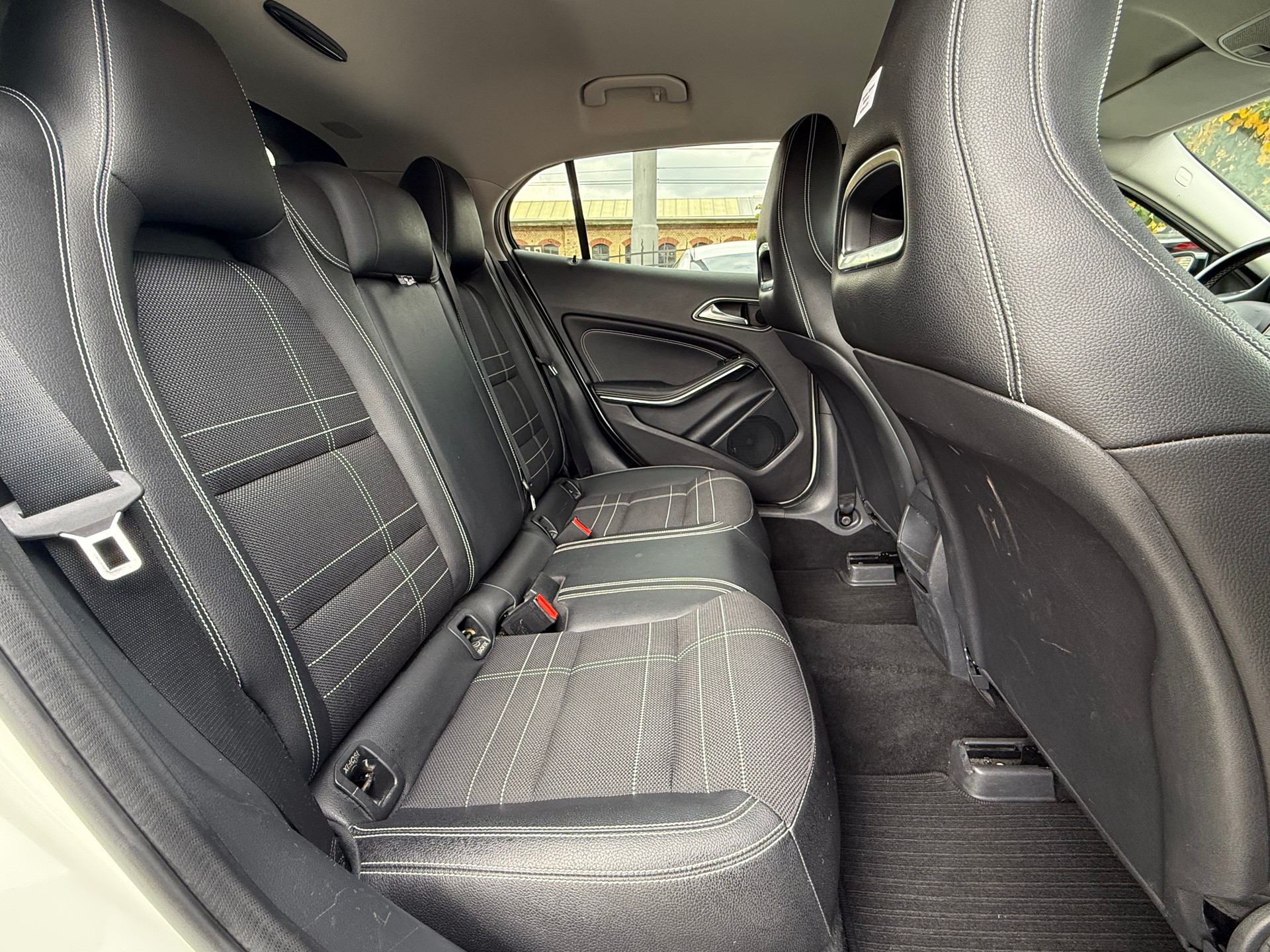 MERCEDES-BENZ GLA 200 CDI Night Star 7G-DCT-image-13