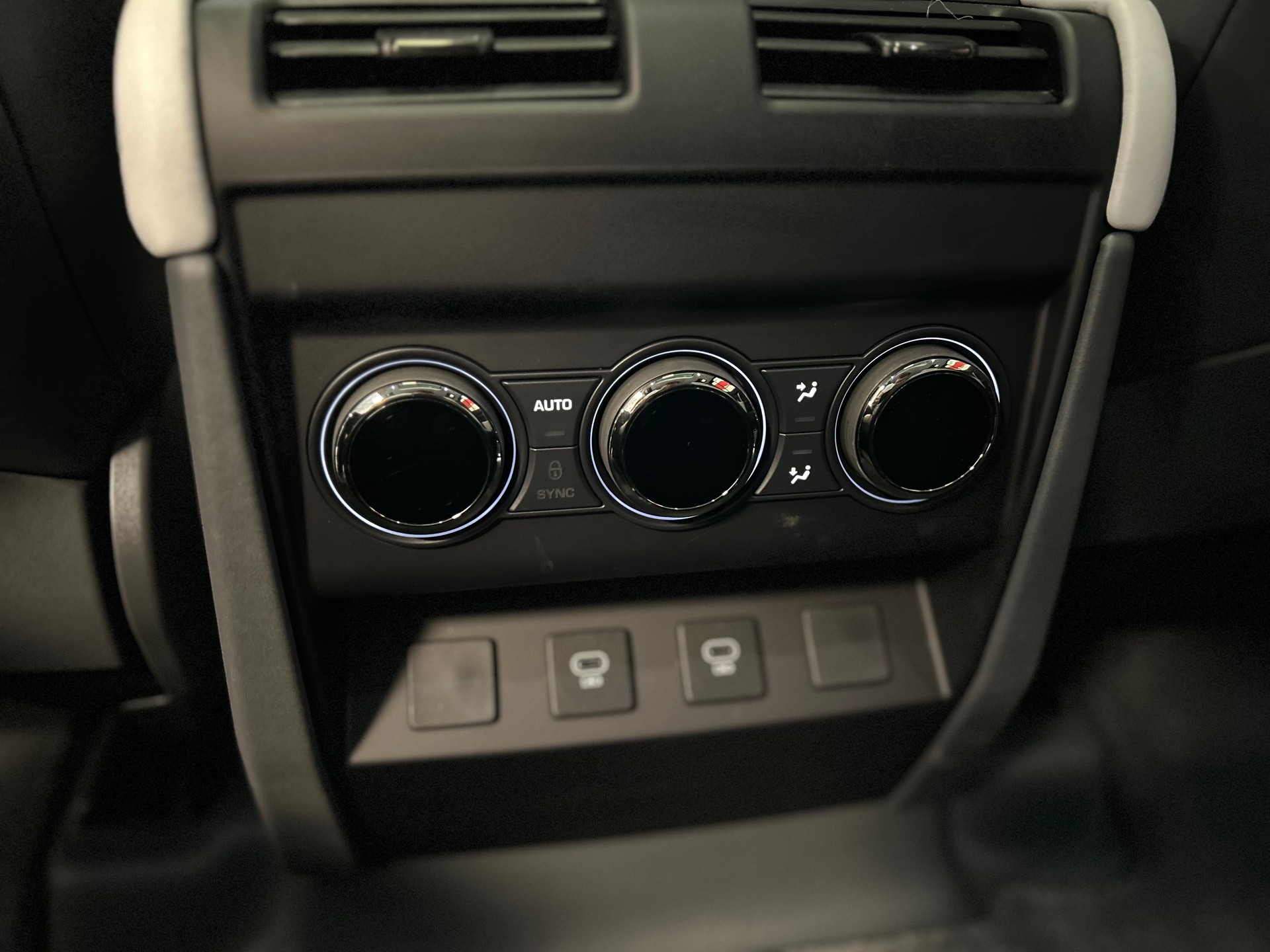 LAND ROVER Defender 110 635 V8 4.4 Octa AT8-image-16