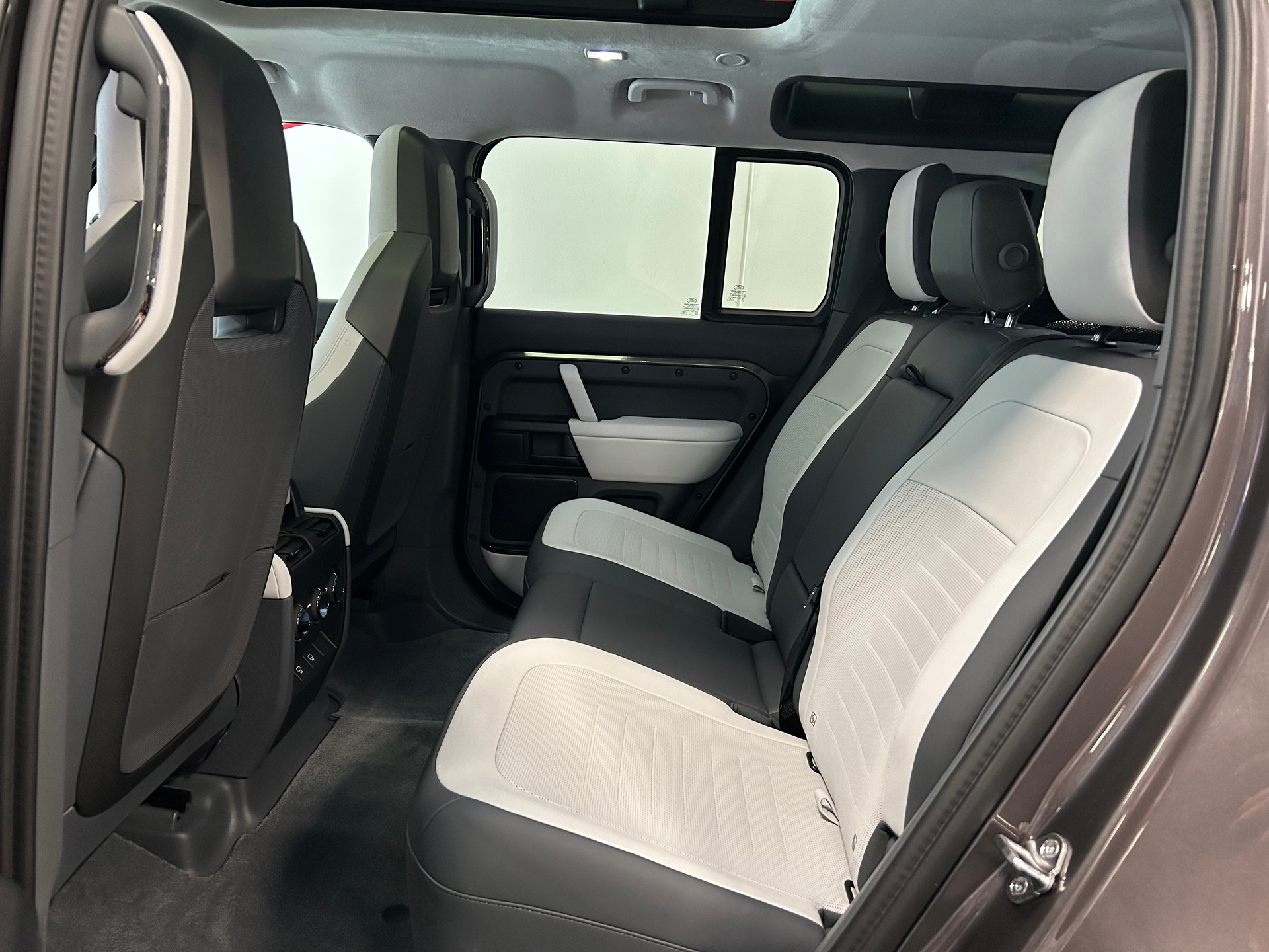 LAND ROVER Defender 110 635 V8 4.4 Octa AT8-image-15