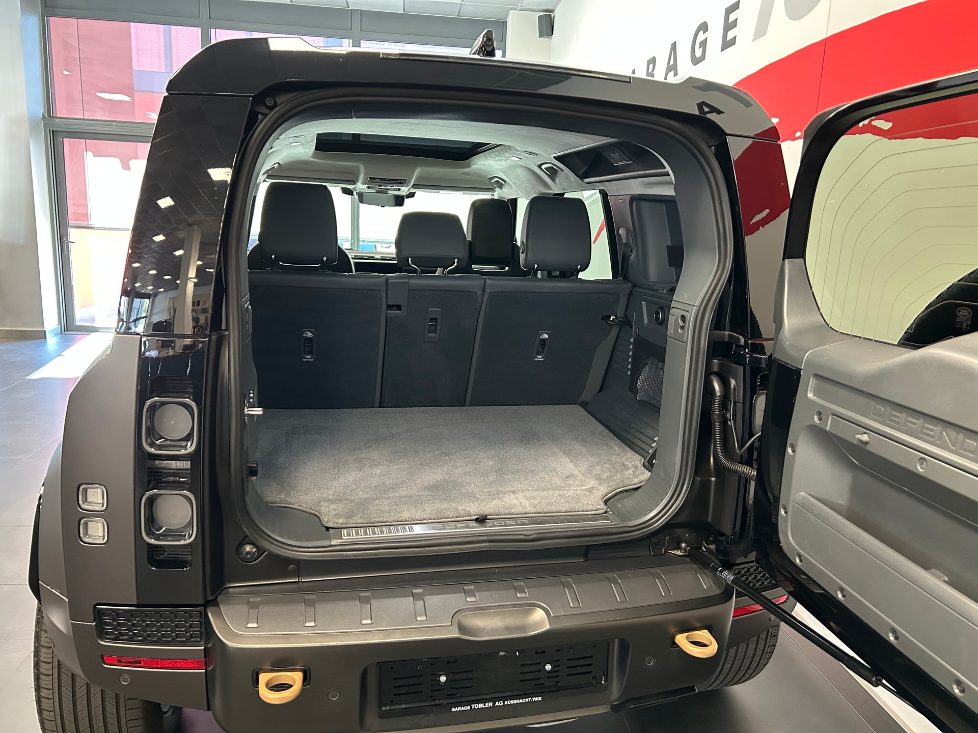 LAND ROVER Defender 110 635 V8 4.4 Octa AT8-image-24