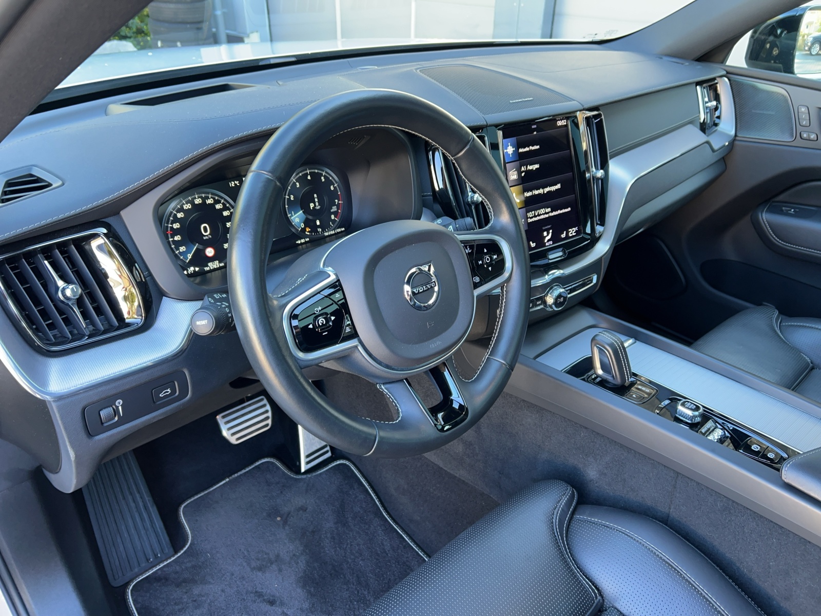 VOLVO XC60 B6 Benzin Mild Hybrid AWD R-Design Geartronic-image-15