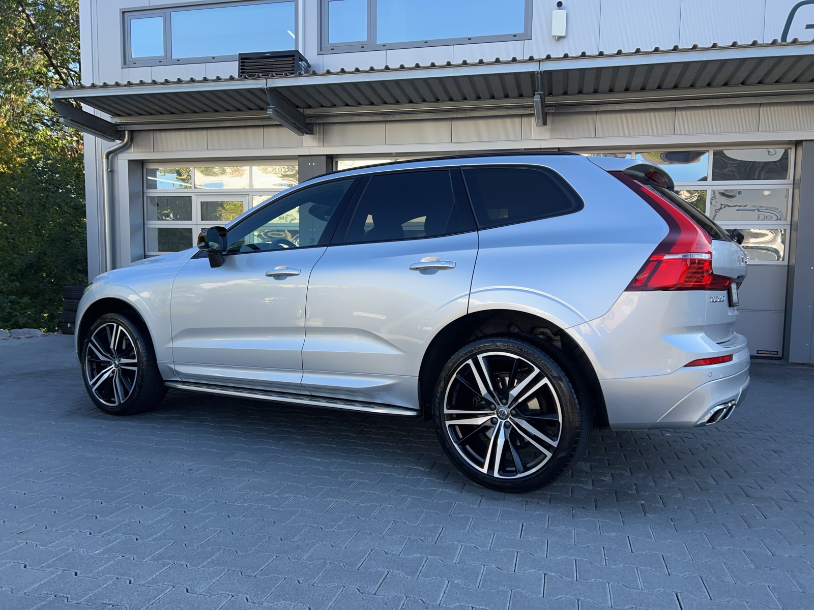 VOLVO XC60 B6 Benzin Mild Hybrid AWD R-Design Geartronic-image-2