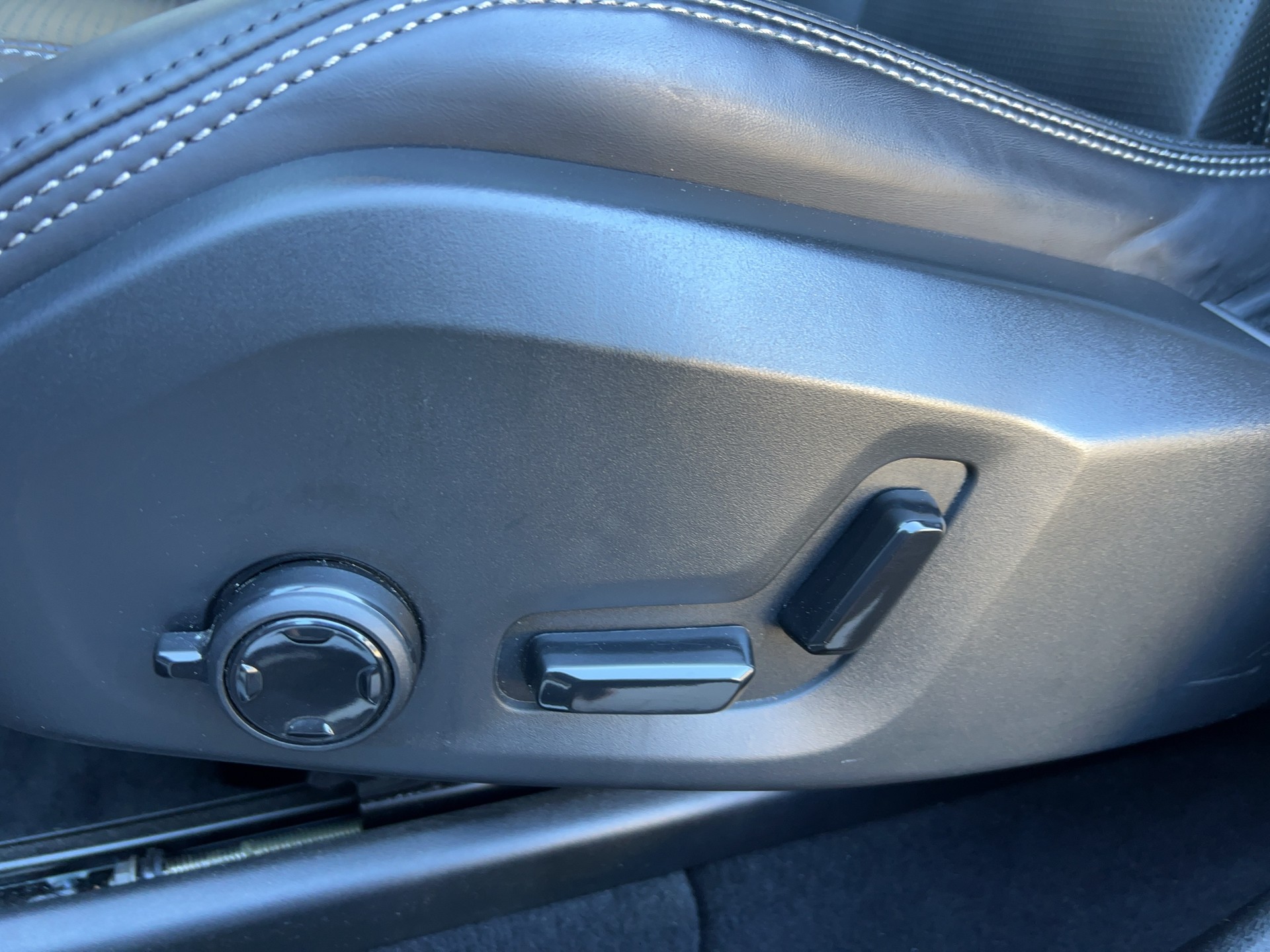 VOLVO XC60 B6 Benzin Mild Hybrid AWD R-Design Geartronic-image-13