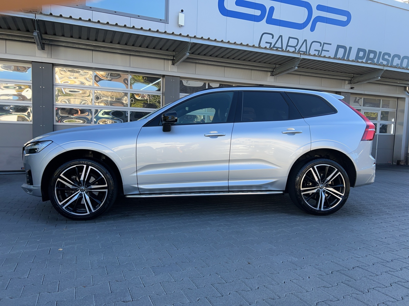 VOLVO XC60 B6 Benzin Mild Hybrid AWD R-Design Geartronic-image-1