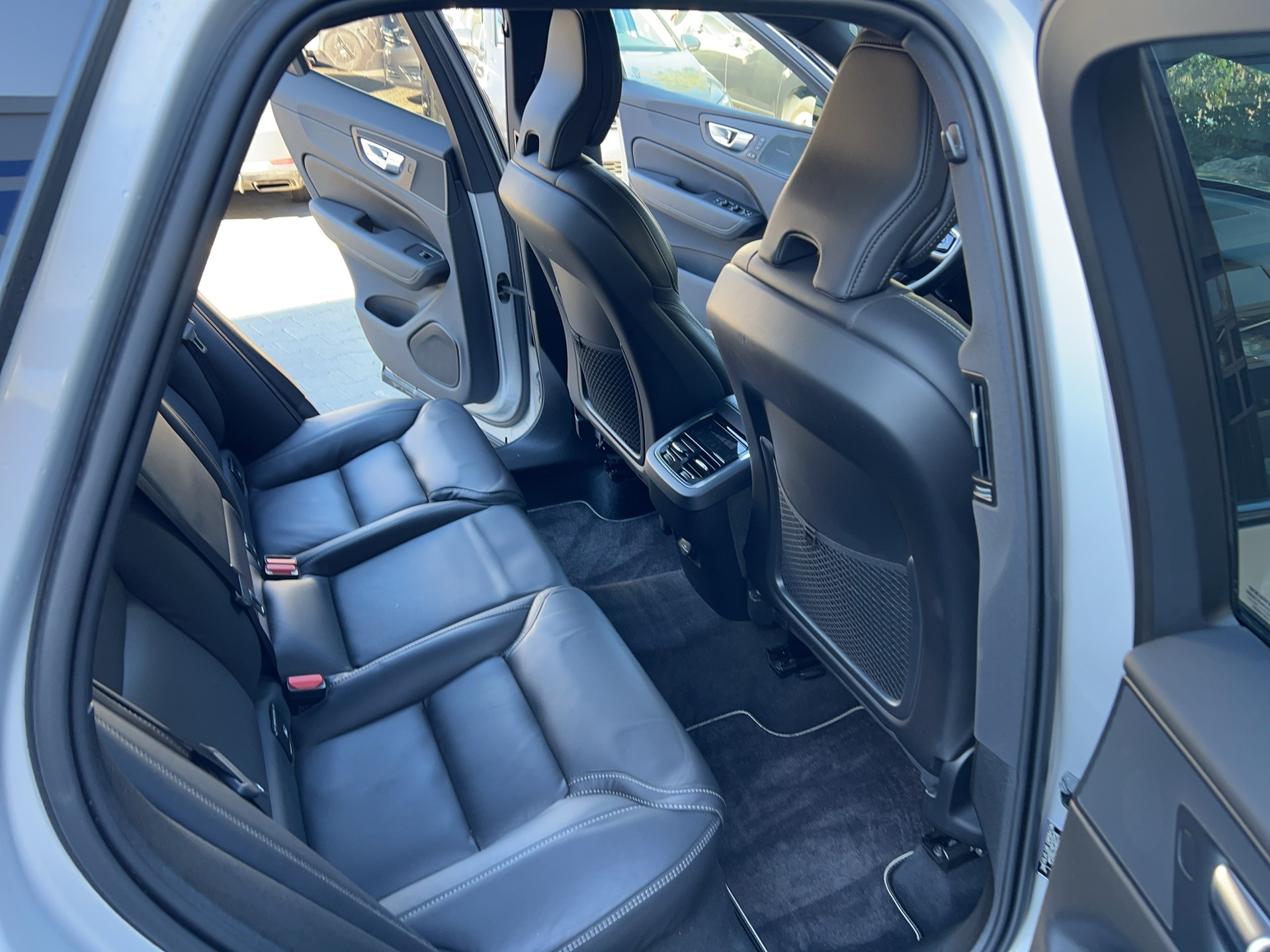 VOLVO XC60 B6 Benzin Mild Hybrid AWD R-Design Geartronic-image-8