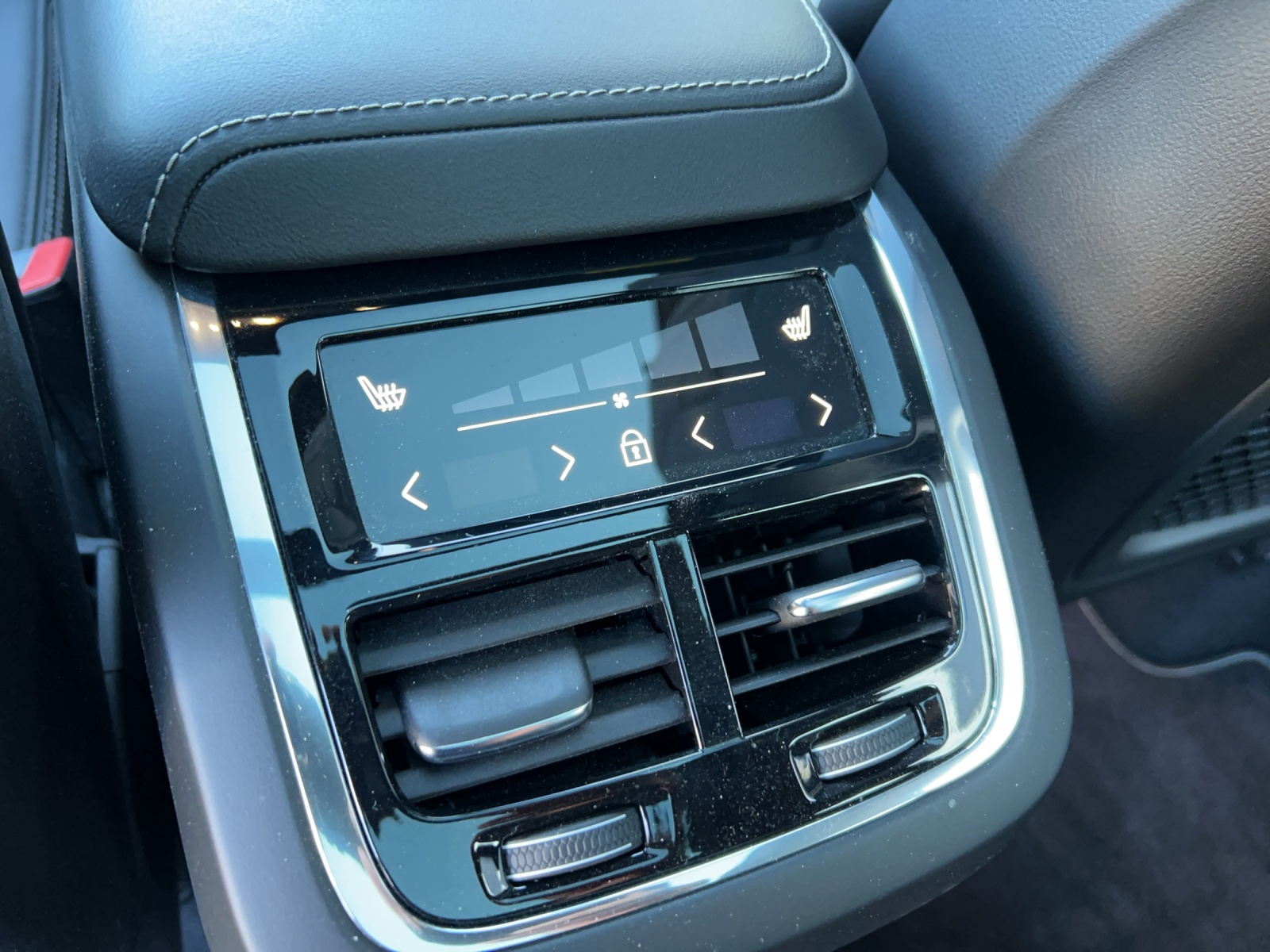 VOLVO XC60 B6 Benzin Mild Hybrid AWD R-Design Geartronic-image-11