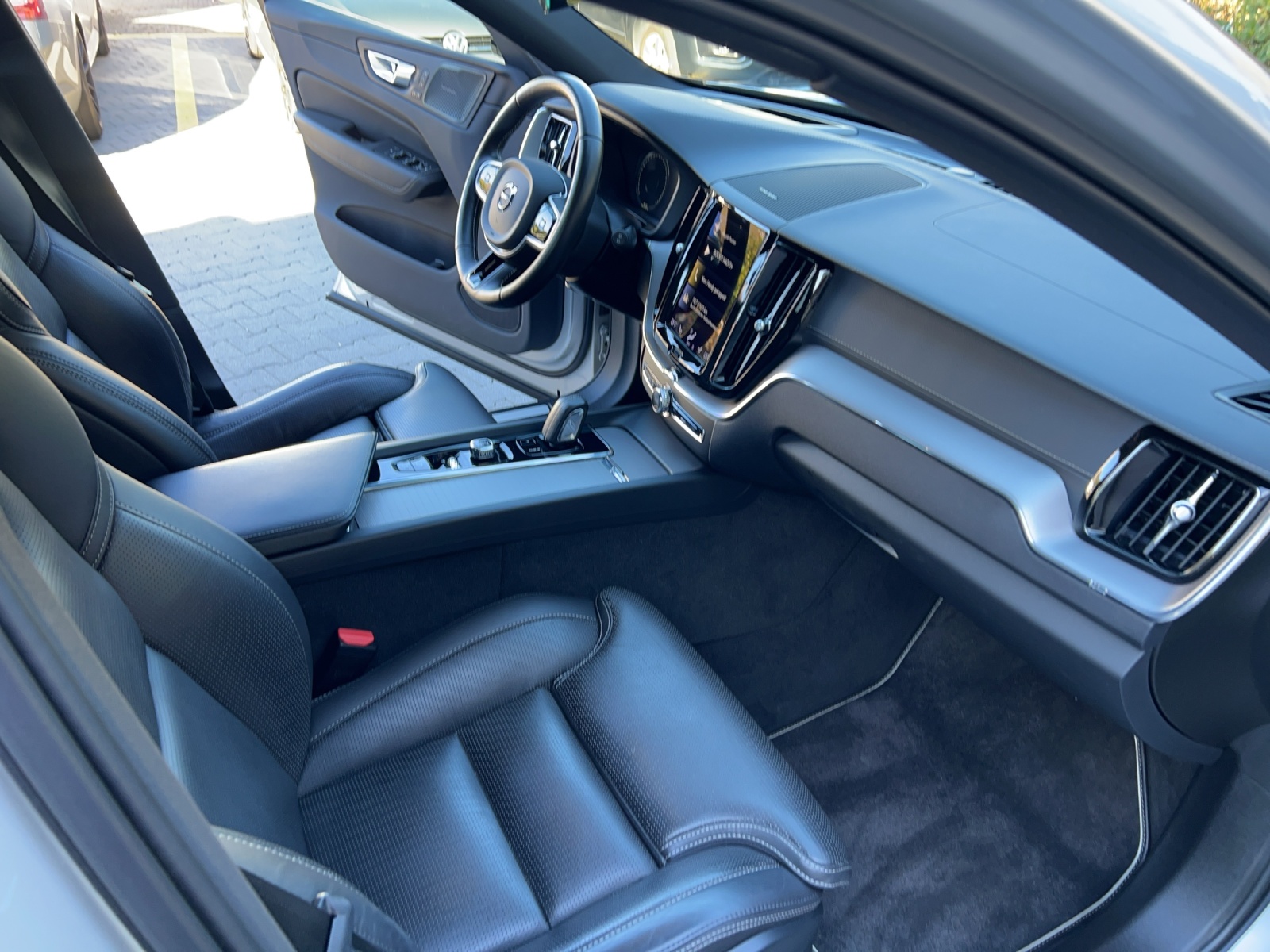 VOLVO XC60 B6 Benzin Mild Hybrid AWD R-Design Geartronic-image-6