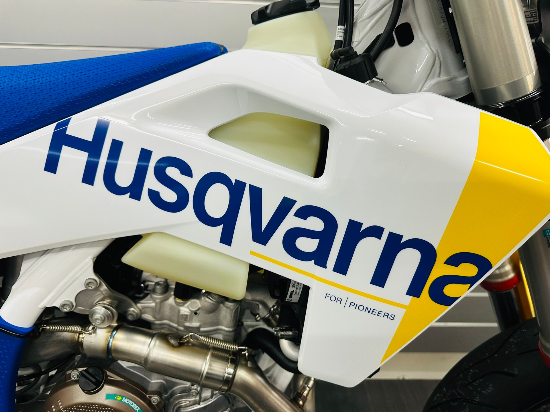 HUSQVARNA FE 450 / SUPERMOTO / MY 2027-showroom-element-1