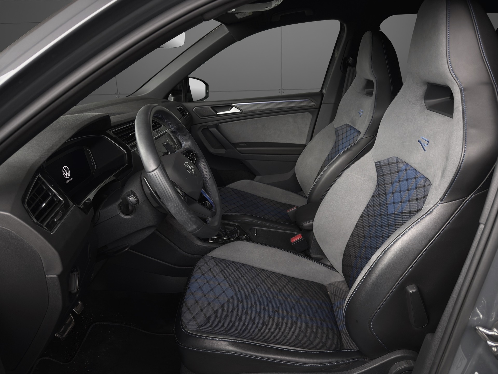 VW Tiguan 2.0TSI R 4Motion DSG-image-4