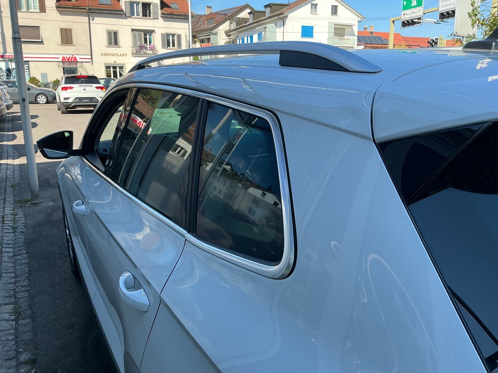 SKODA Karoq Selection *** FAHRZEUG HAT HAGELSCHADEN ***-image-8
