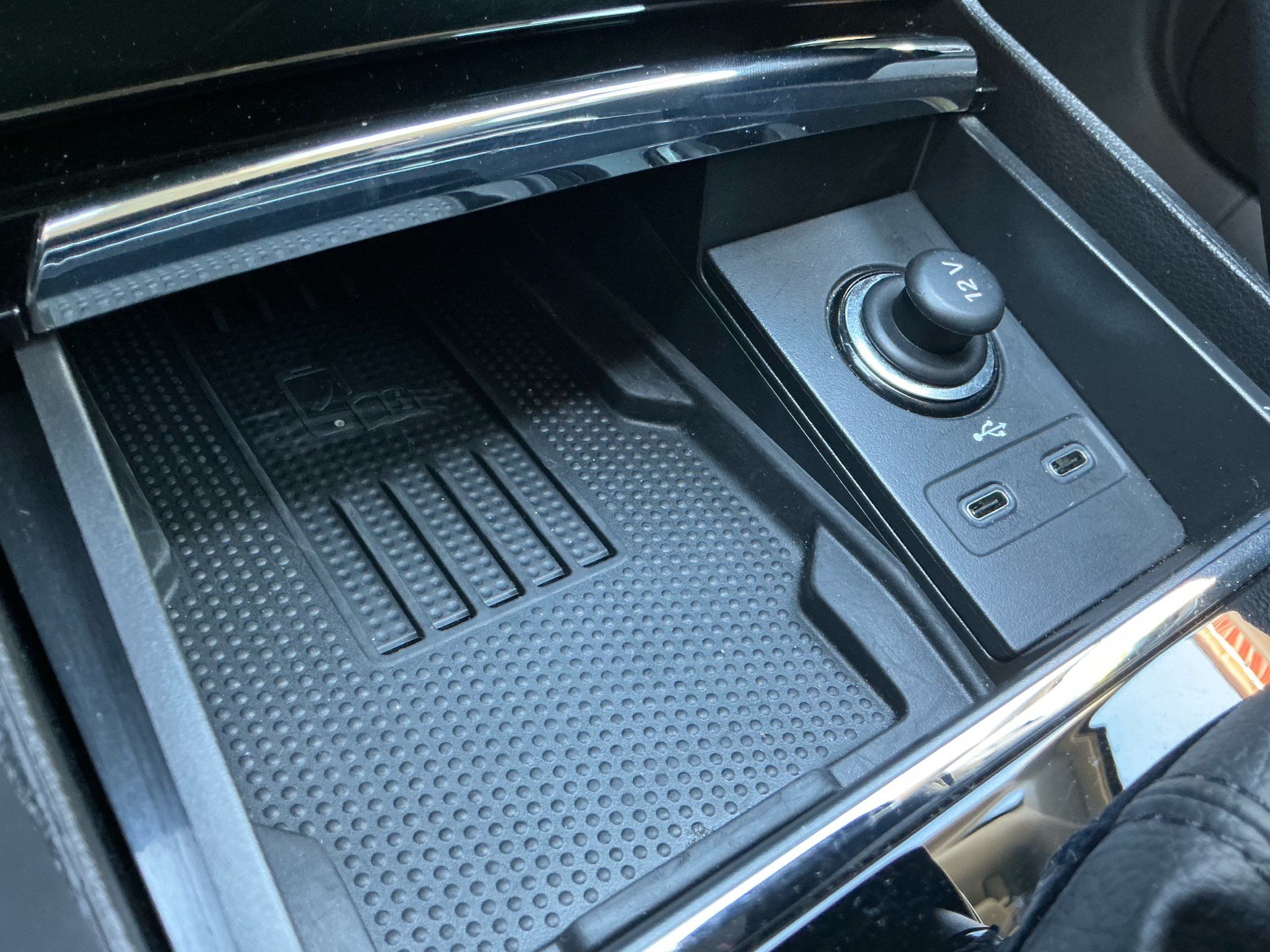 SKODA Karoq Selection *** FAHRZEUG HAT HAGELSCHADEN ***-image-22