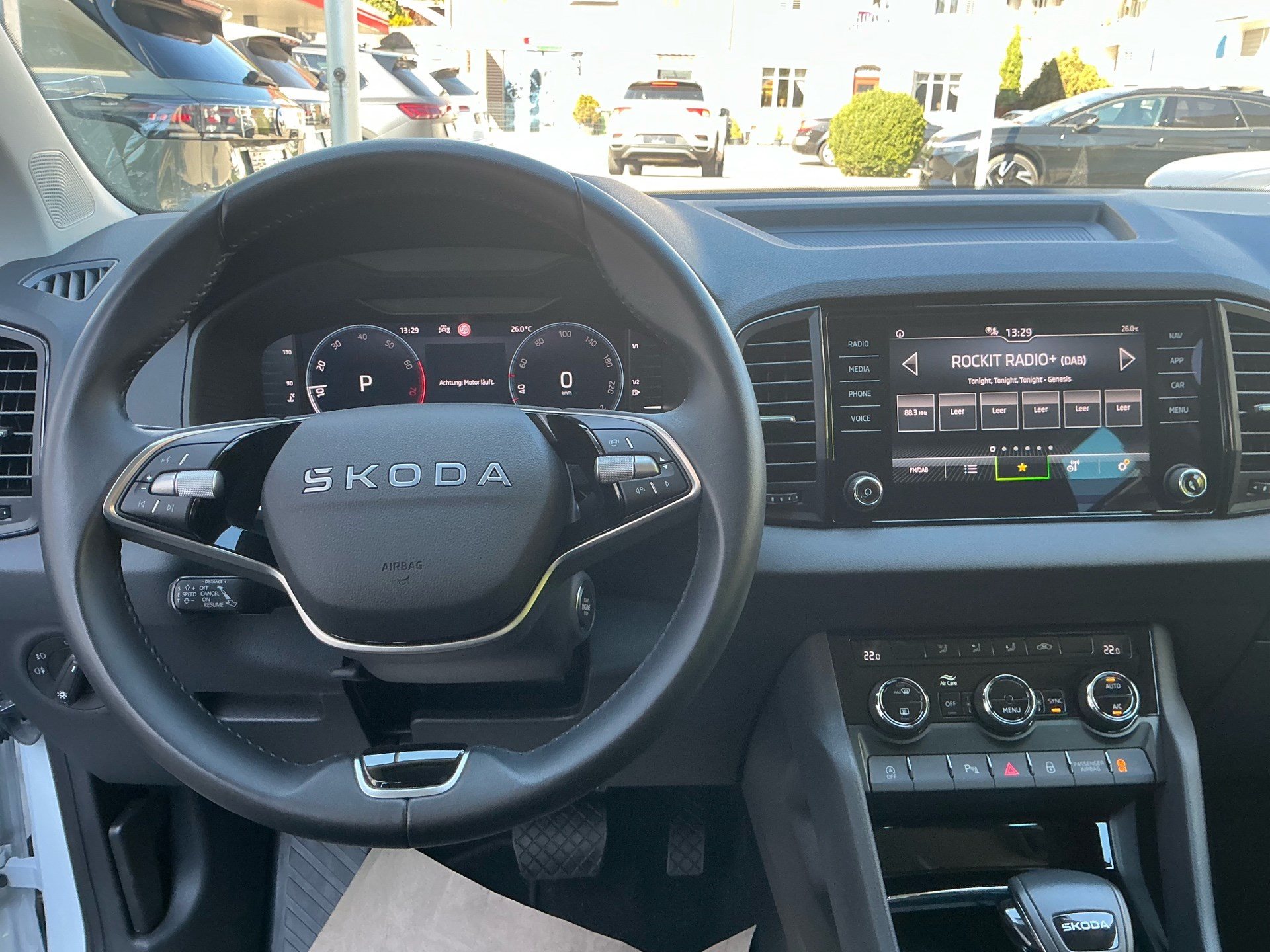SKODA Karoq Selection *** FAHRZEUG HAT HAGELSCHADEN ***-image-11