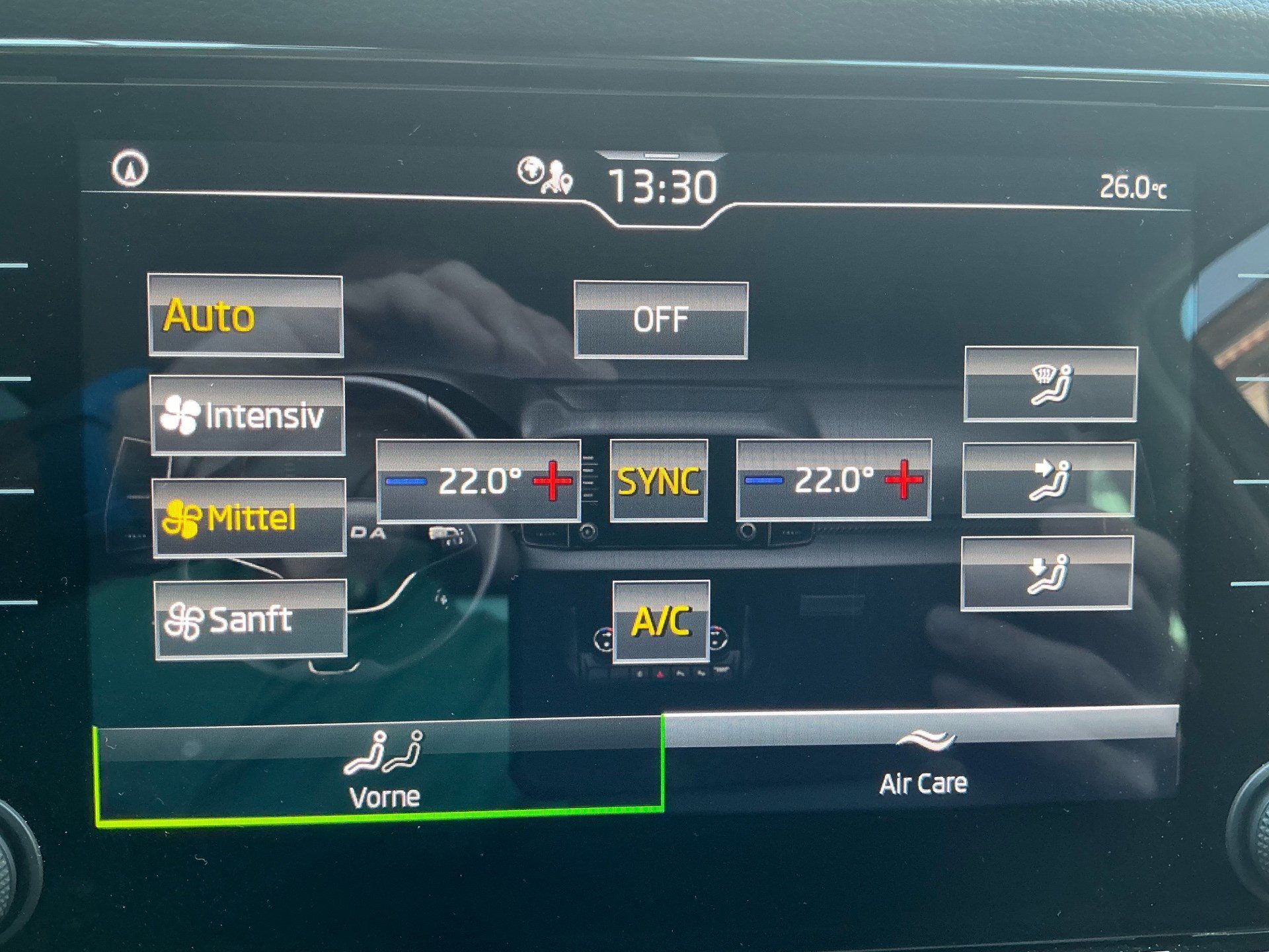 SKODA Karoq Selection *** FAHRZEUG HAT HAGELSCHADEN ***-image-20