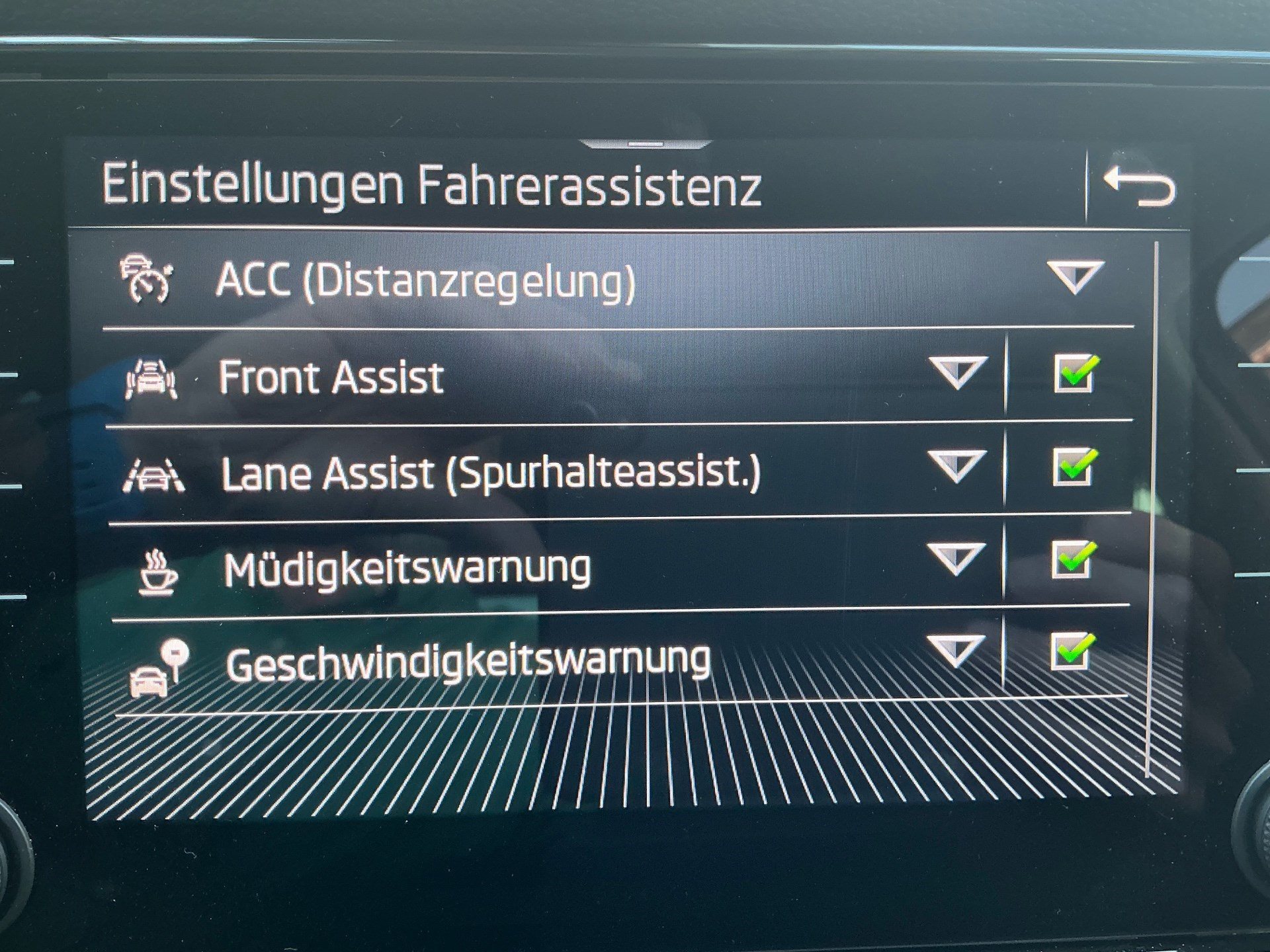 SKODA Karoq Selection *** FAHRZEUG HAT HAGELSCHADEN ***-image-19