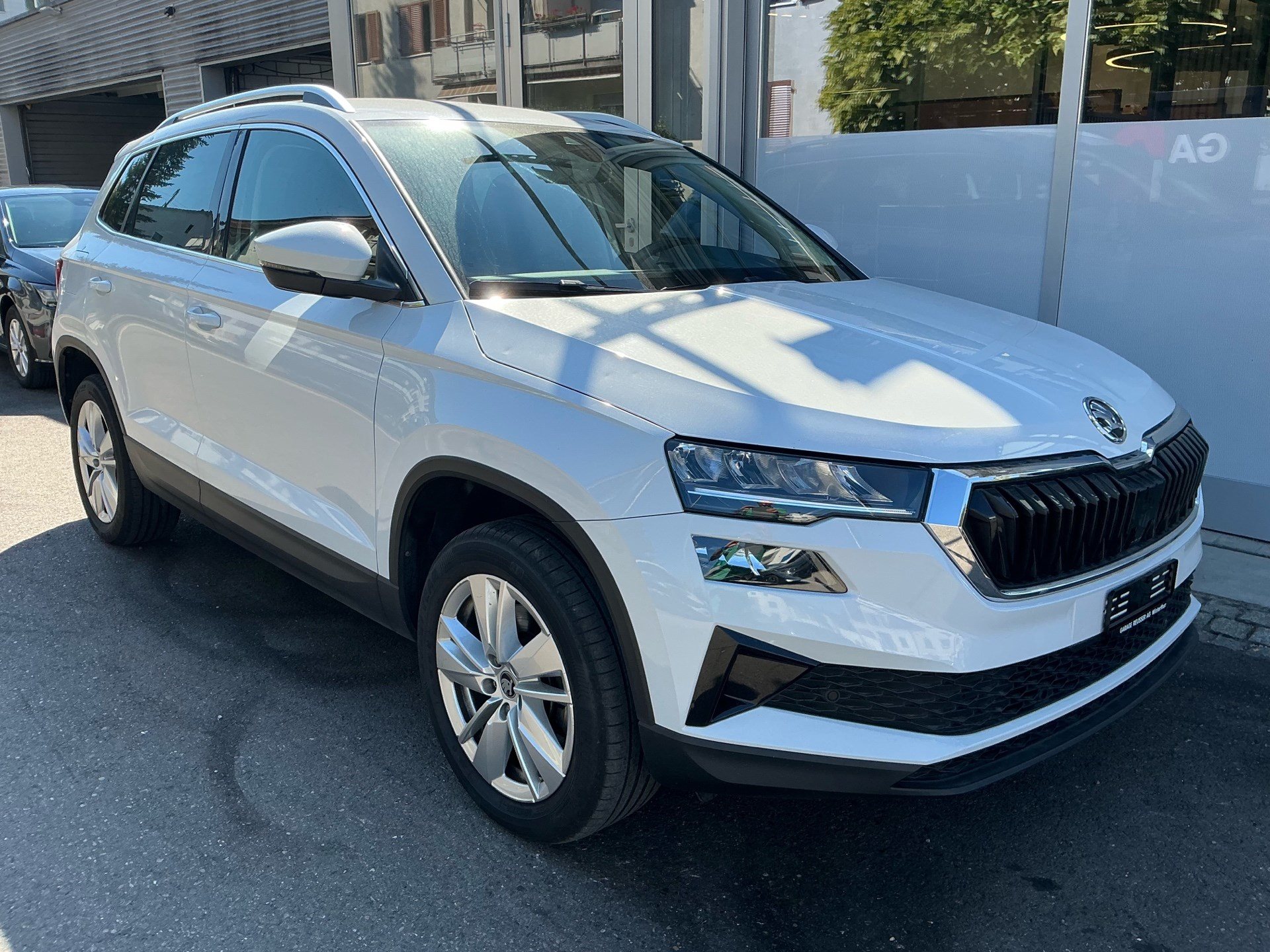 SKODA Karoq Selection *** FAHRZEUG HAT HAGELSCHADEN ***-showroom-element-2