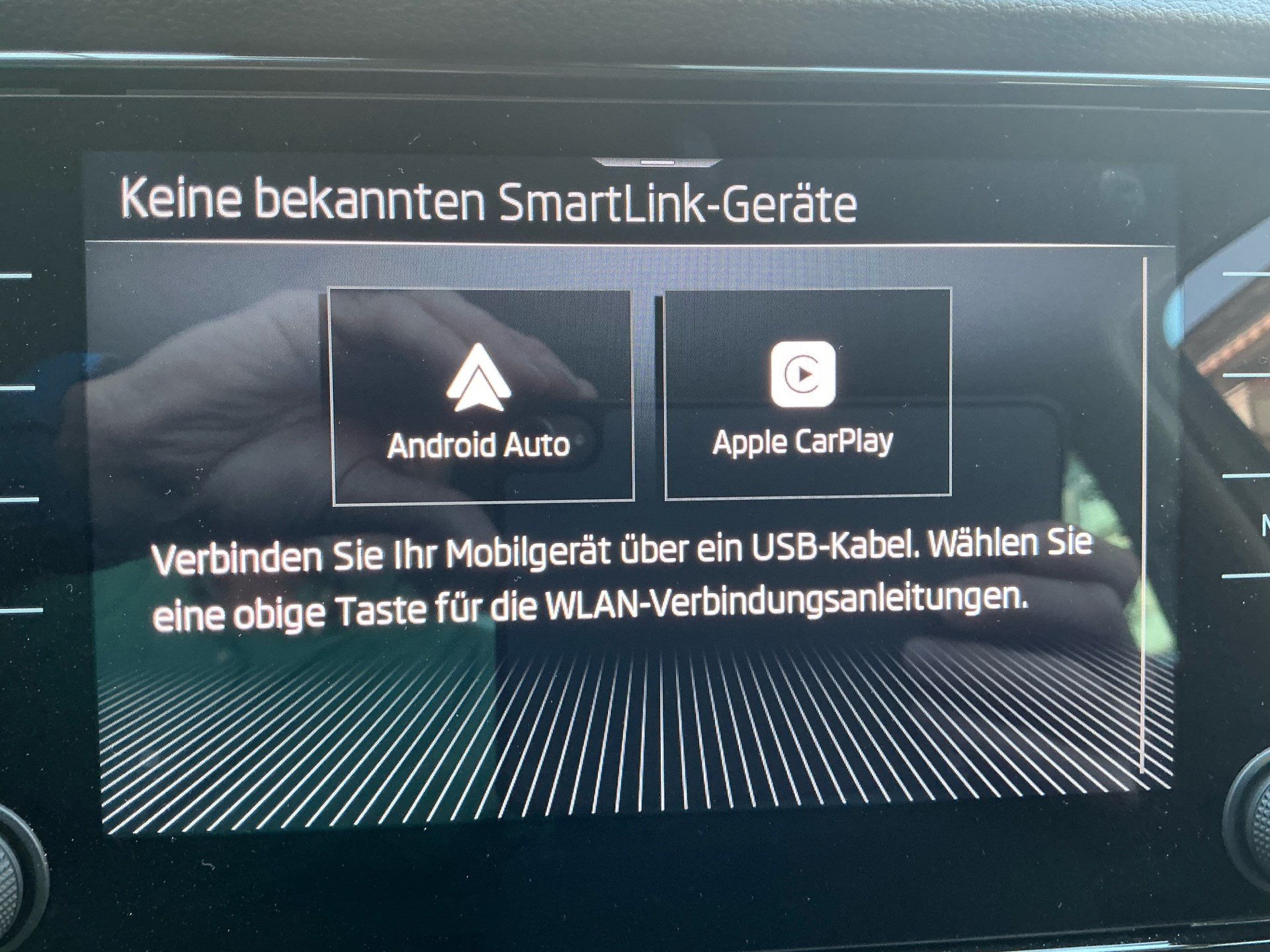 SKODA Karoq Selection *** FAHRZEUG HAT HAGELSCHADEN ***-image-15