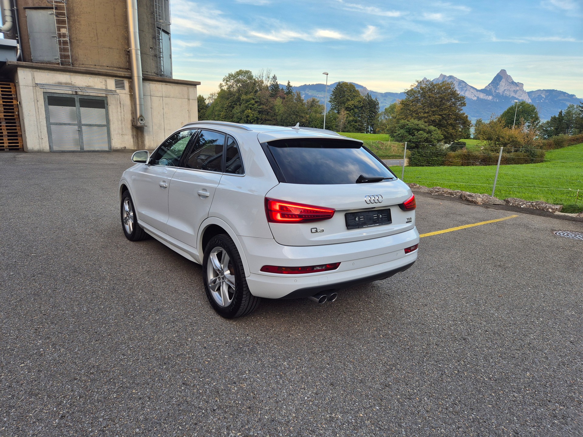 AUDI Q3 2.0 TDI sport quattro S-tronic-image-2