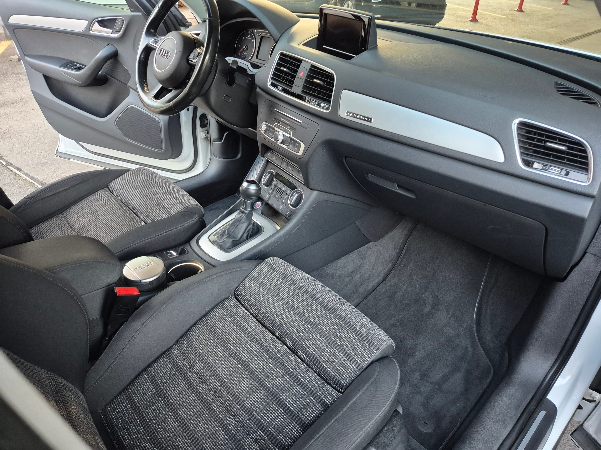 AUDI Q3 2.0 TDI sport quattro S-tronic-image-7