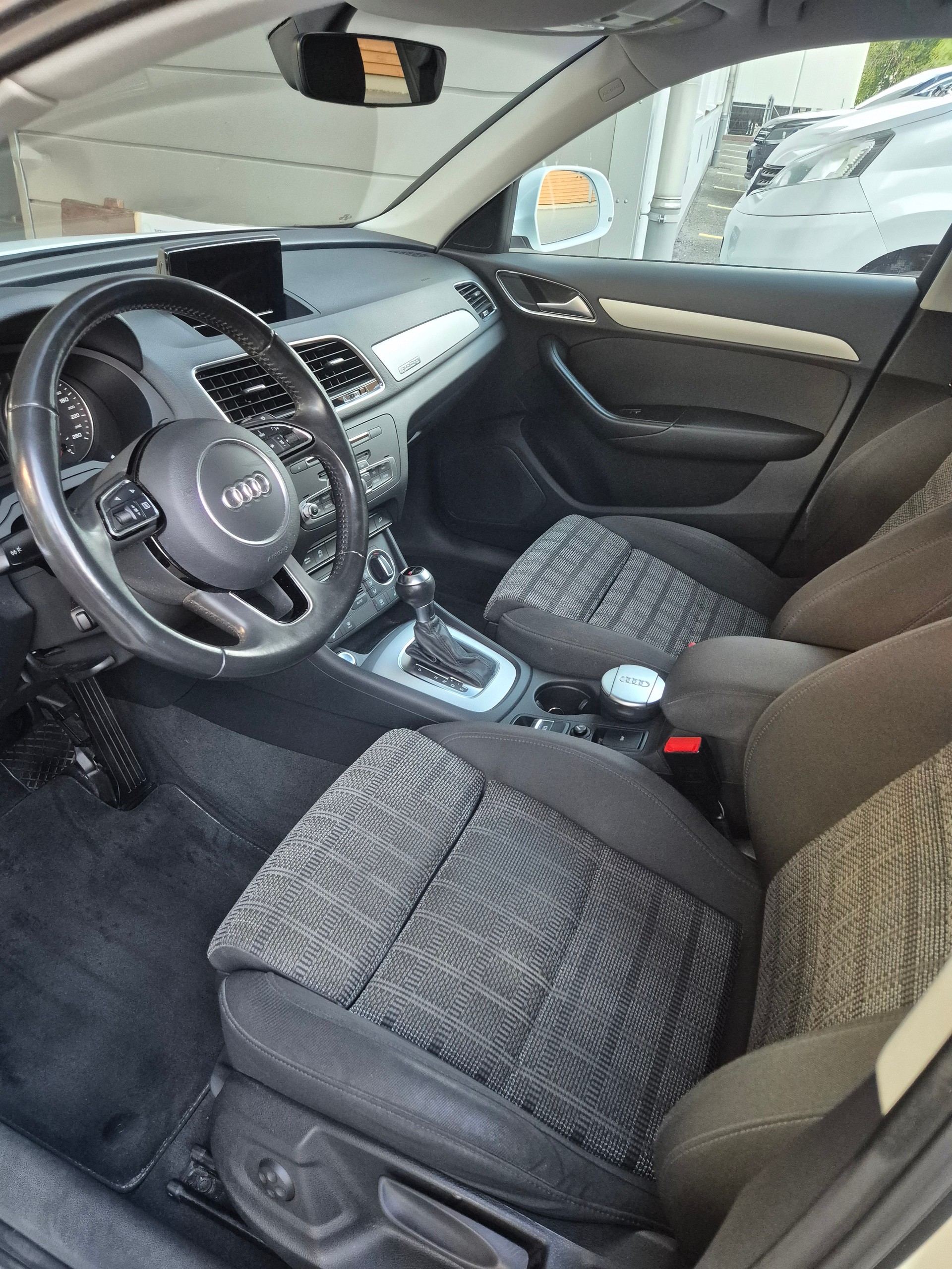 AUDI Q3 2.0 TDI sport quattro S-tronic-image-6
