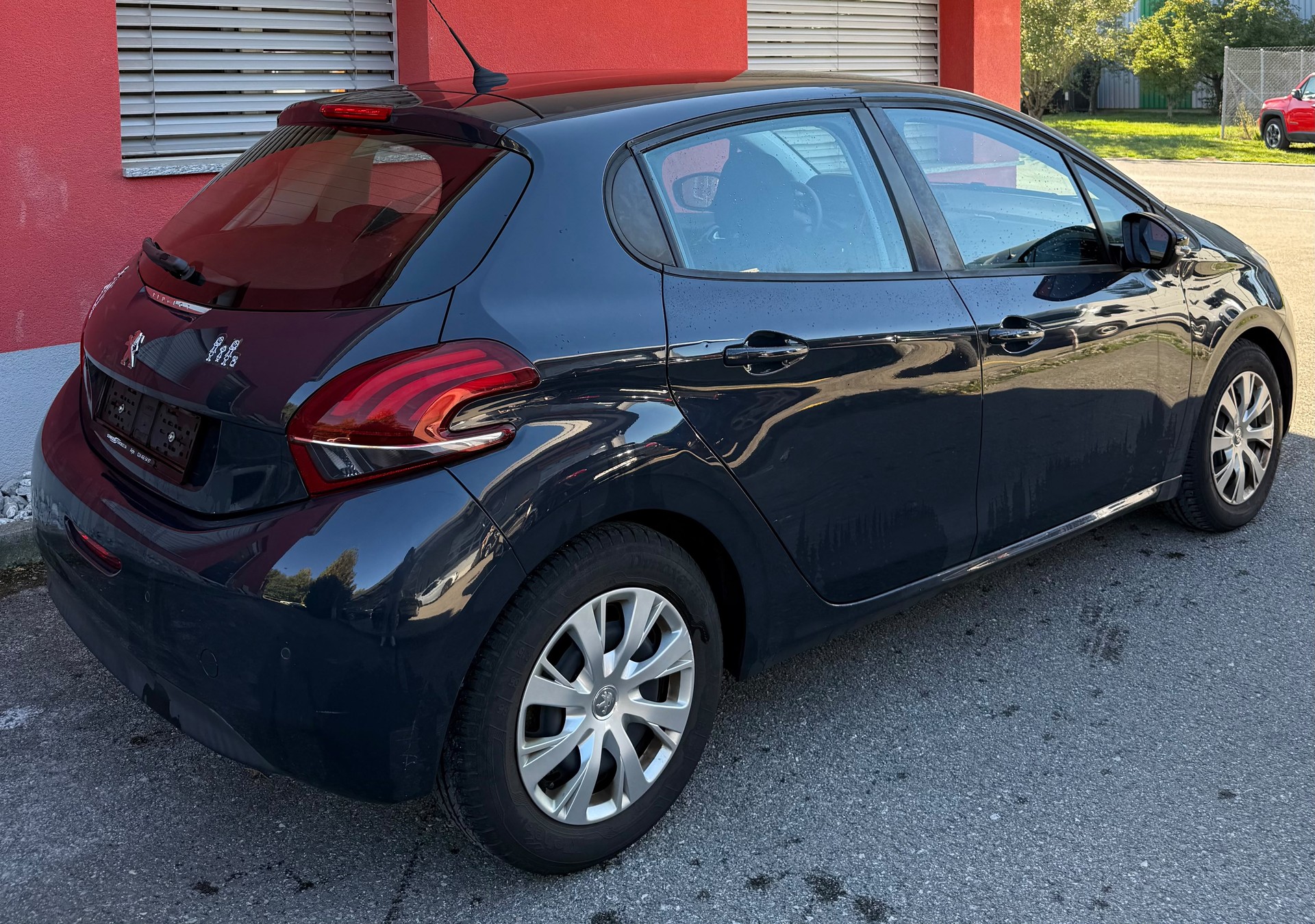 PEUGEOT 208 1.2 PureTech Allure-image-6