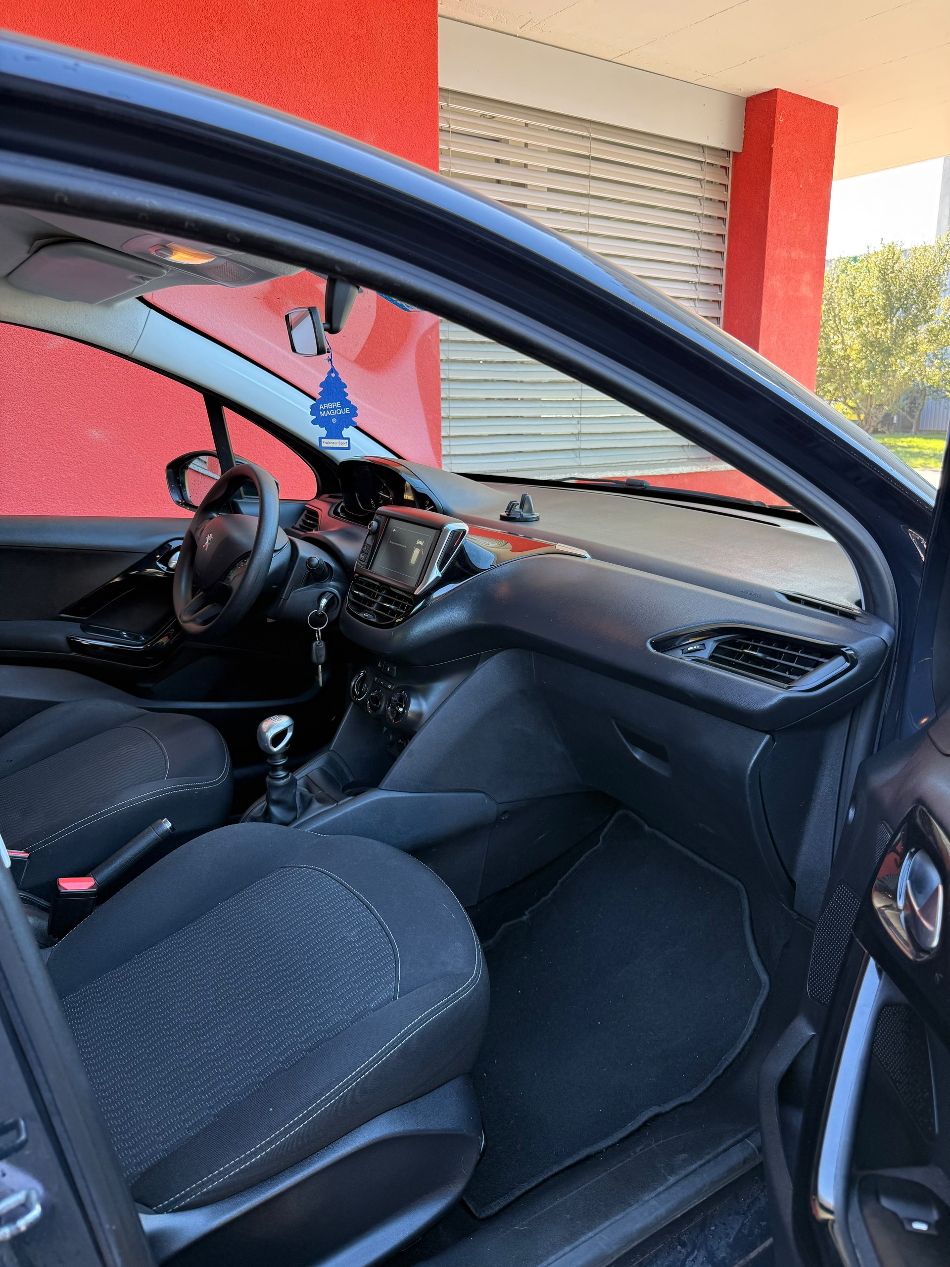 PEUGEOT 208 1.2 PureTech Allure-image-1