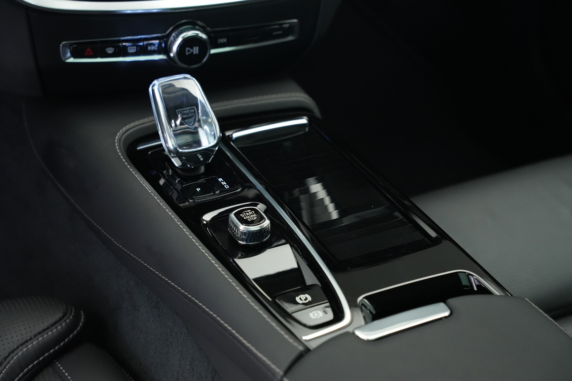 VOLVO V60 T8 eAWD Plug in Hybrid Ultra Dark Geartronic-image-17
