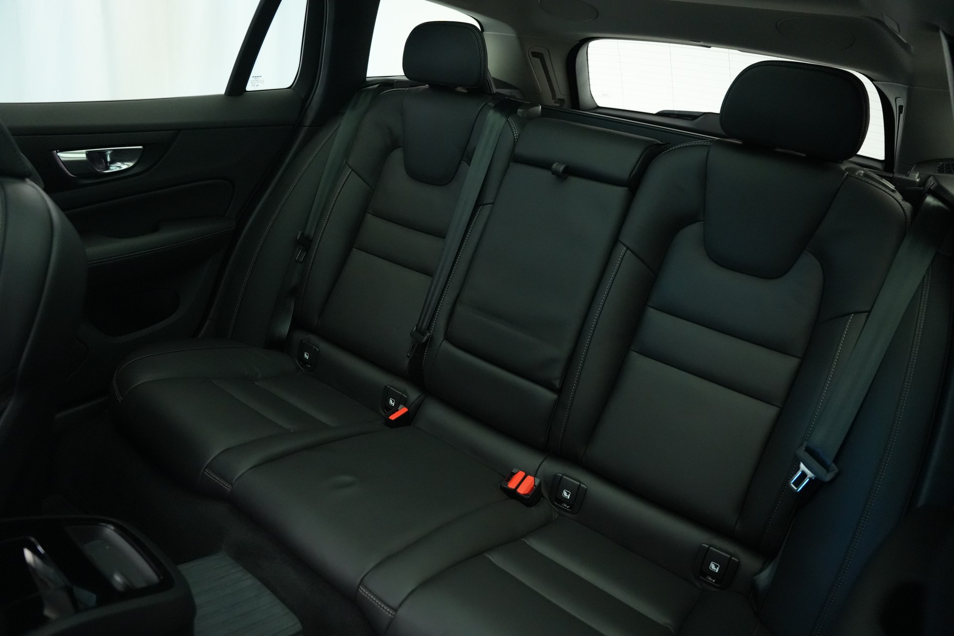 VOLVO V60 T8 eAWD Plug in Hybrid Ultra Dark Geartronic-image-15