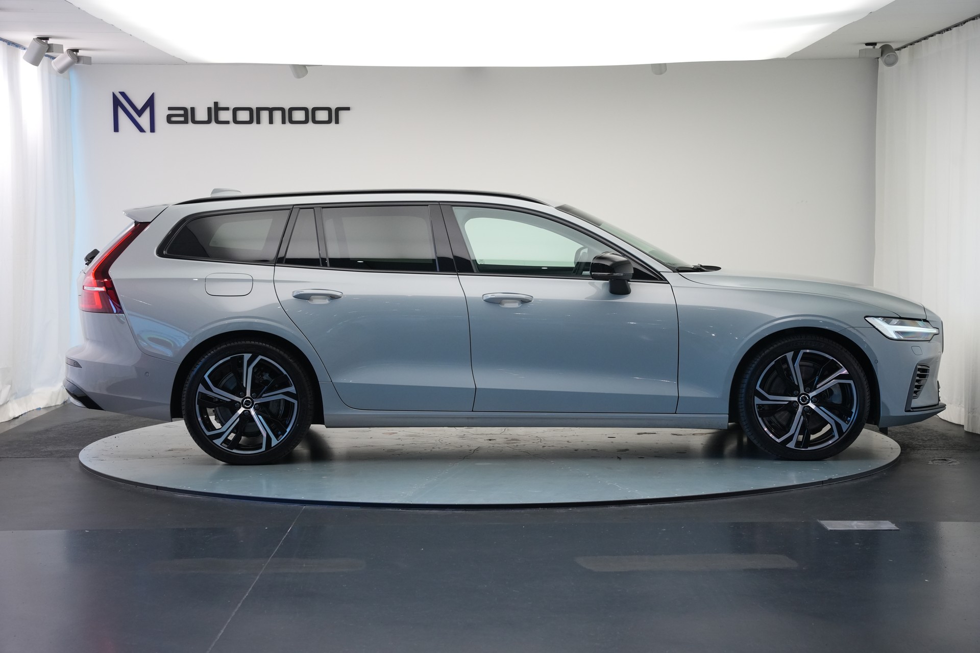 VOLVO V60 T8 eAWD Plug in Hybrid Ultra Dark Geartronic-image-3