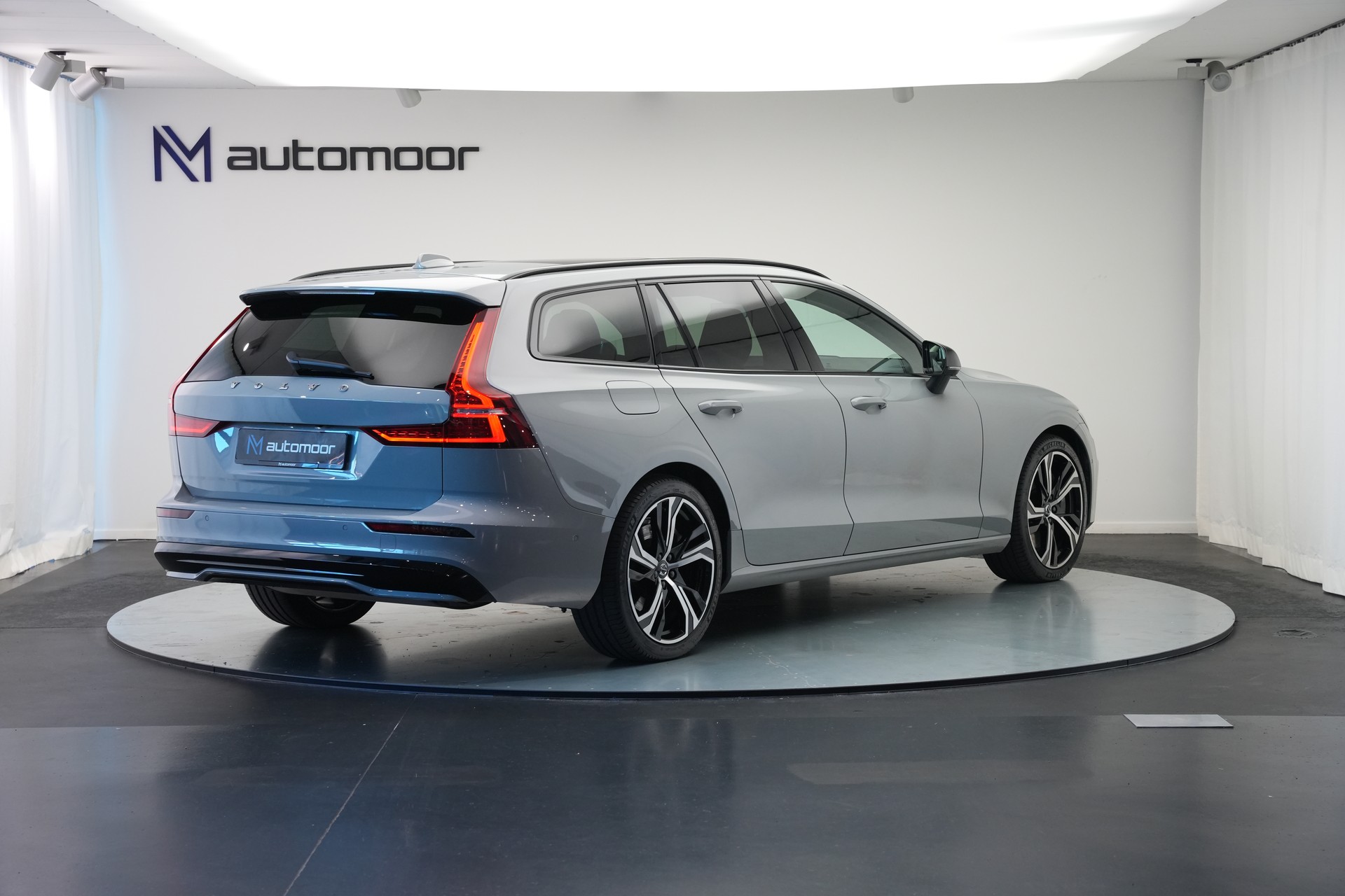 VOLVO V60 T8 eAWD Plug in Hybrid Ultra Dark Geartronic-image-4