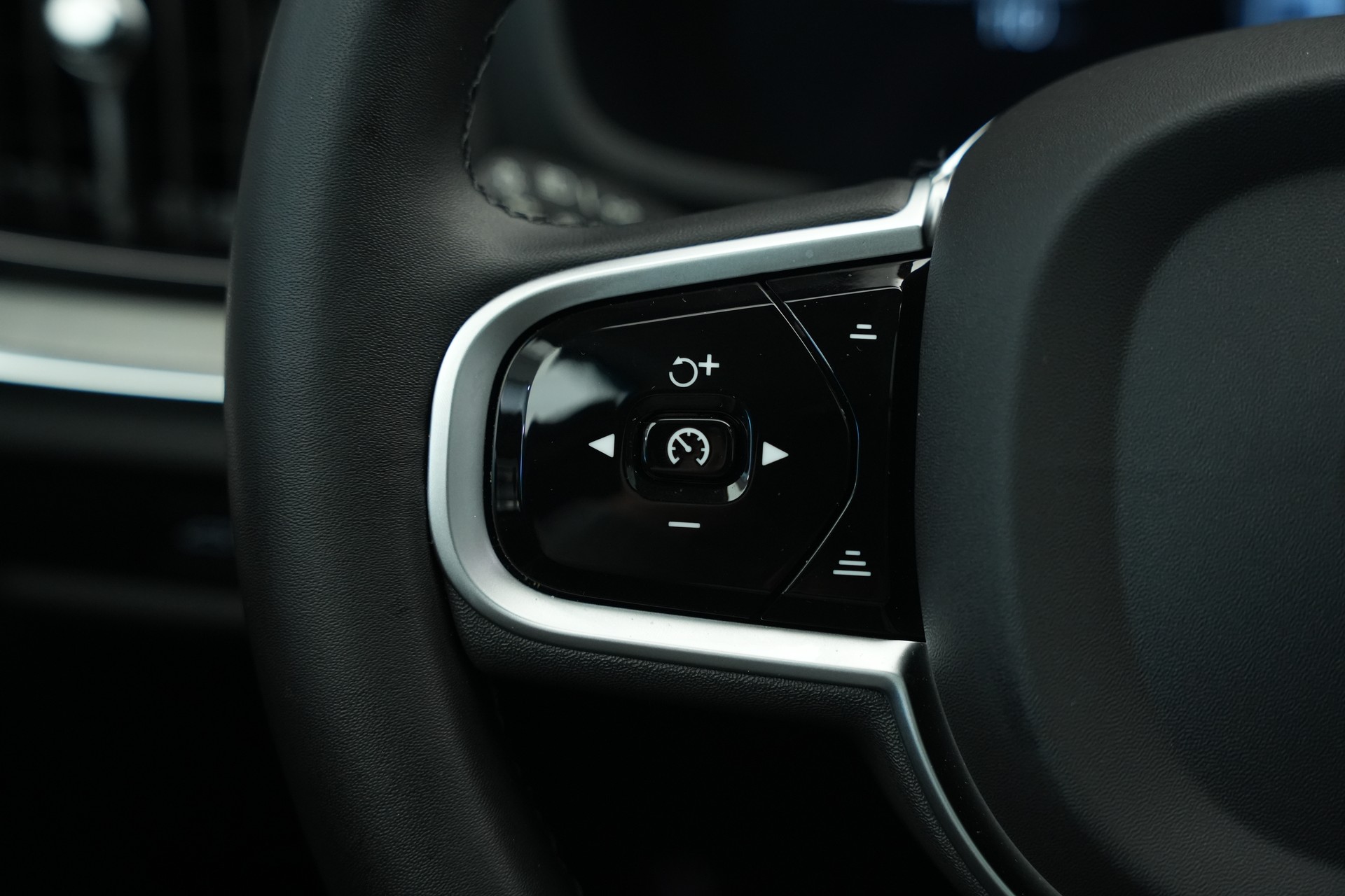 VOLVO V60 T8 eAWD Plug in Hybrid Ultra Dark Geartronic-image-20